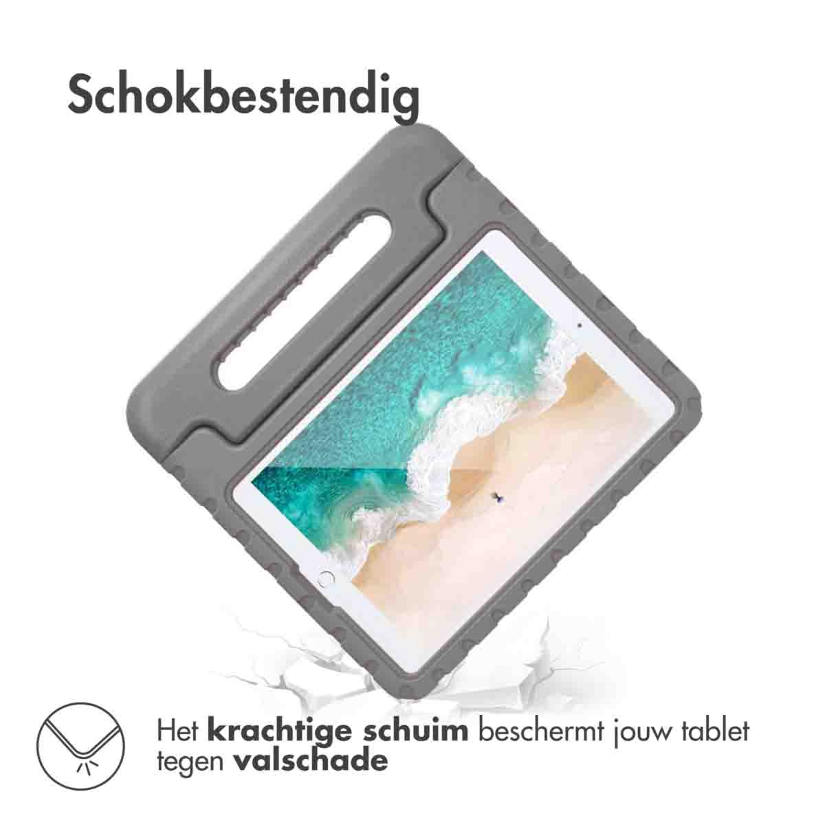 Grijze tablethoes met witte tablet erin. Tekst: Schokbestendig. Het schuim beschermt tegen vallen.