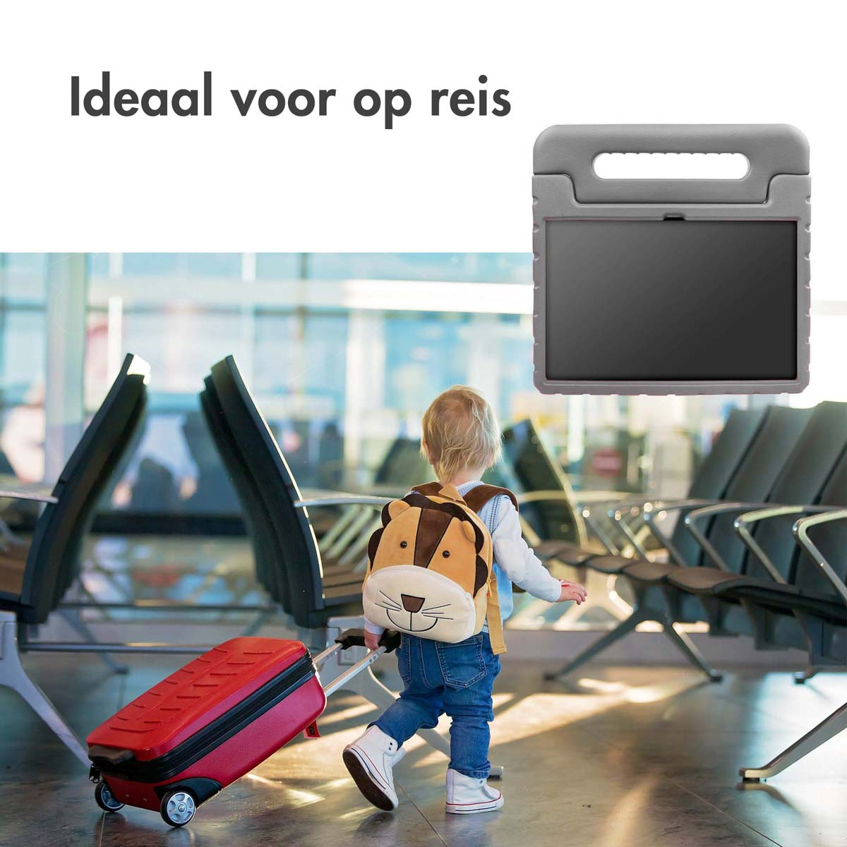 Een kind met een rugzak trekt een rode koffer op een luchthaven. Een tablet in een grijze hoes.