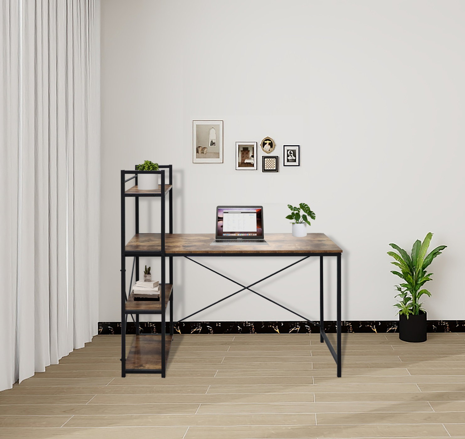 Ein moderner Schreibtisch mit Laptop, Regal und Pflanzen. Im Hintergrund eine weiße Wand.