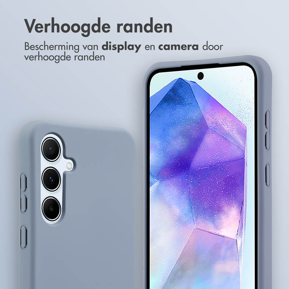 Een lichtblauwe telefoonhoes op een telefoon. De hoes beschermt de telefoon. Witte achtergrond.