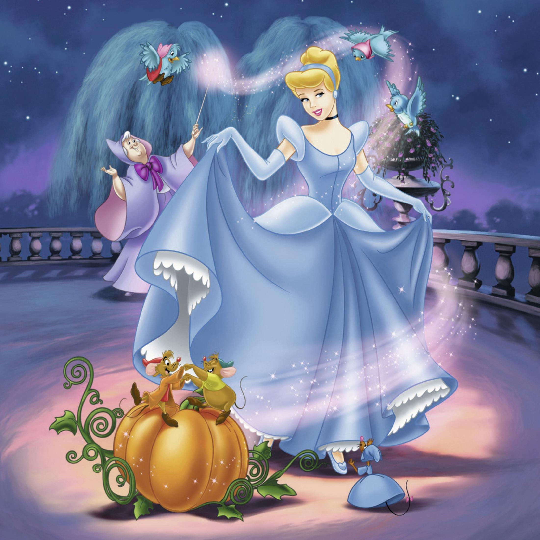 Cinderella in einem blauen Kleid, Vögel, Fee, und Mäuse, mit einer Kürbis-Kutsche.
