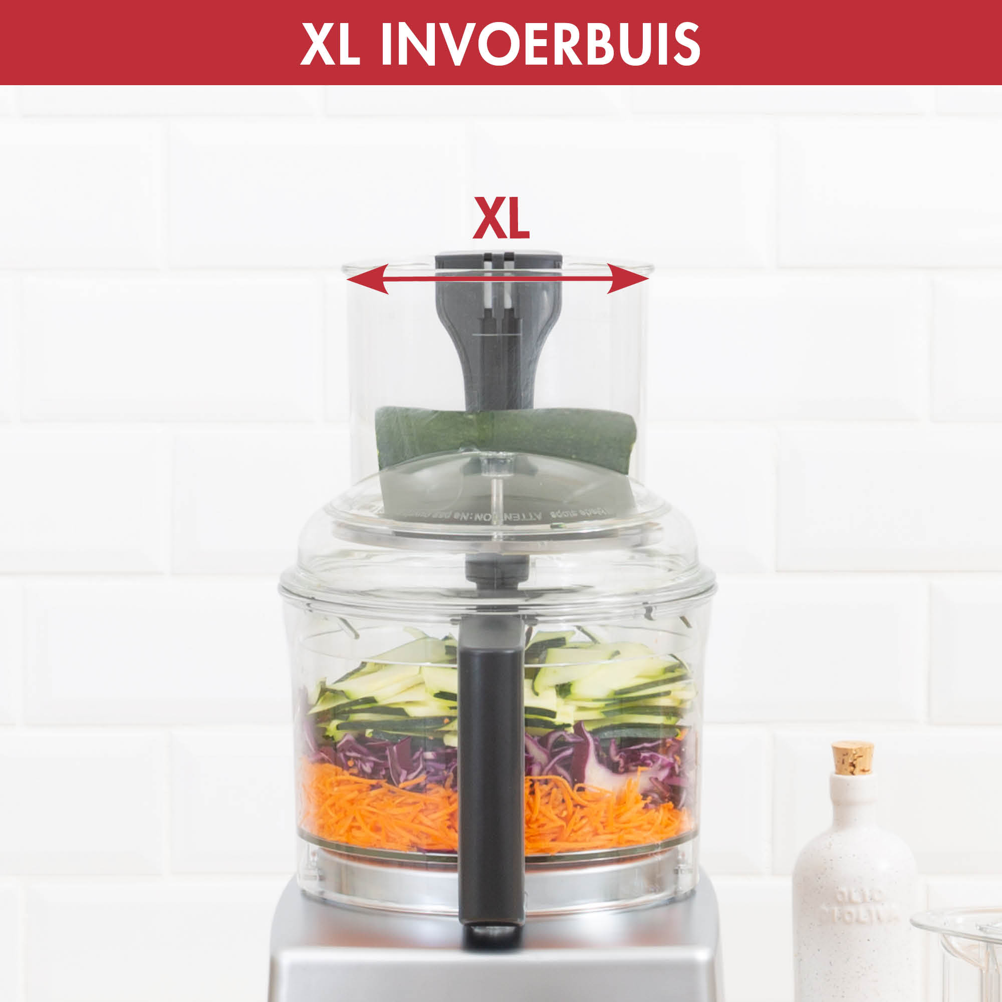 Robot culinaire avec légumes à l'intérieur, texte : tube d'entrée XL.