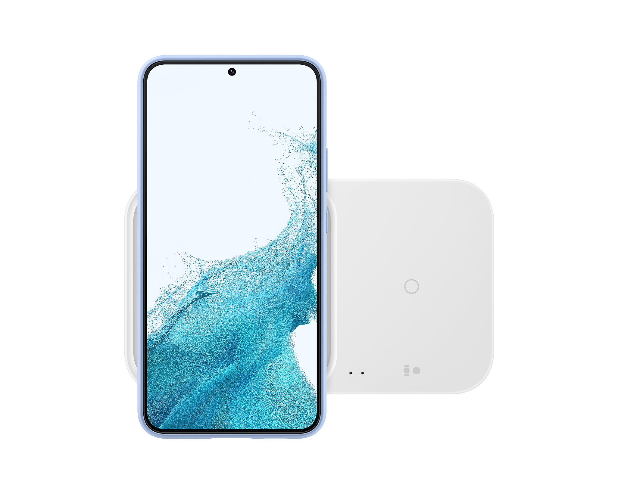 Un teléfono azul sobre un cargador blanco. El teléfono tiene una funda azul claro. Fondo blanco.