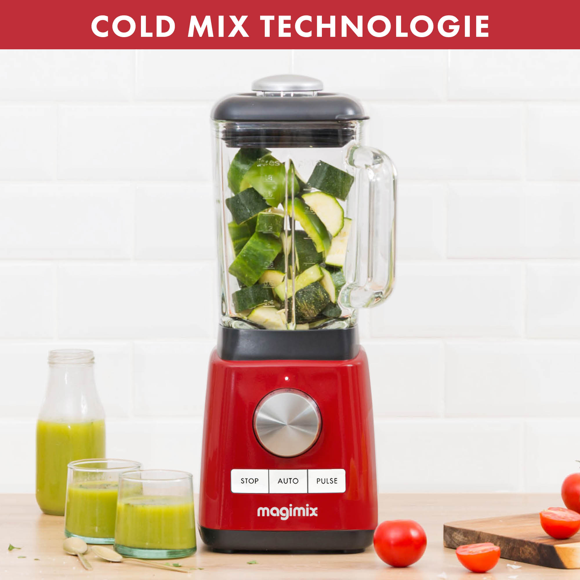 Rode blender met ingrediënten, glazen groene sap en tomaten.