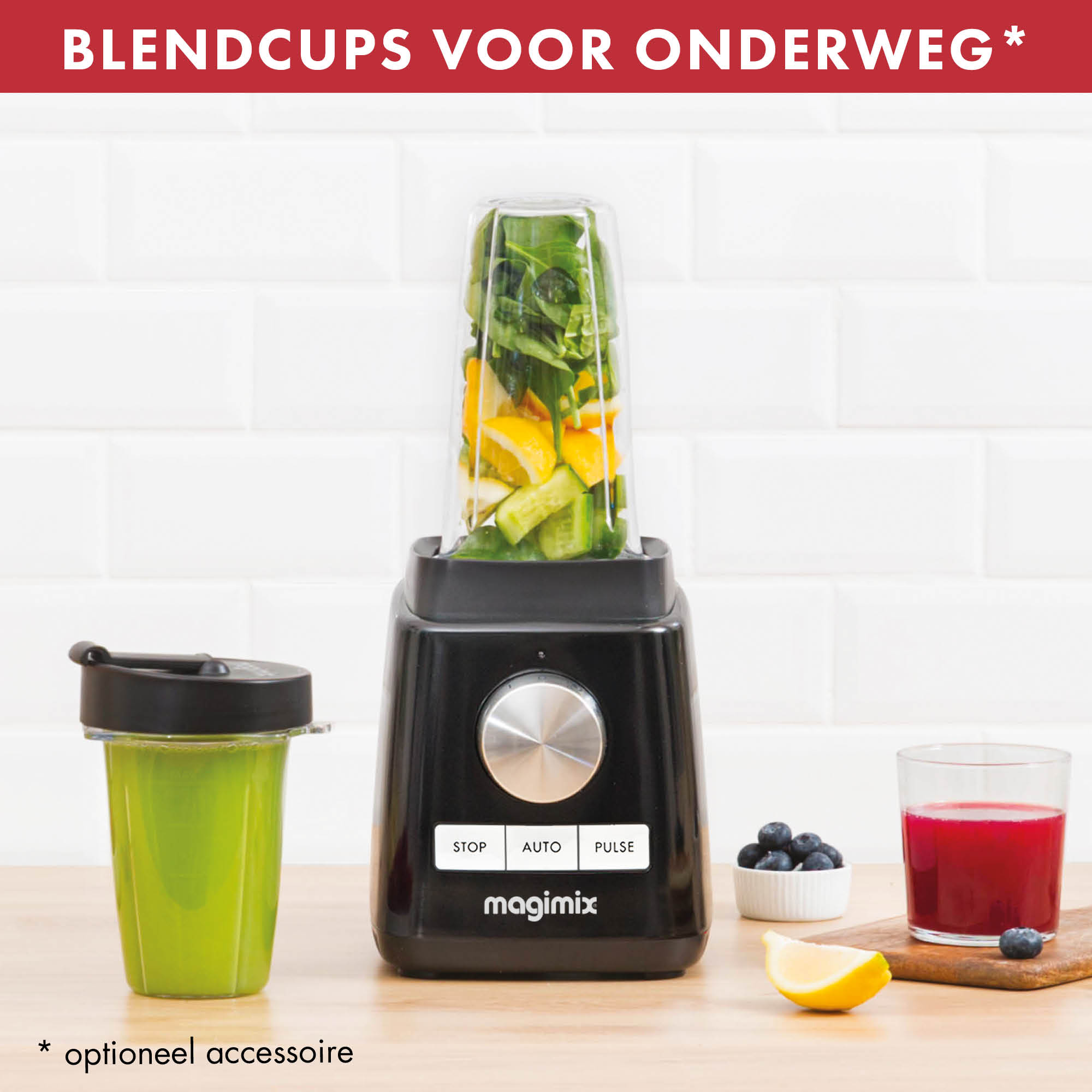 Zwarte blender met ingrediënten in een glas, groene drank in een beker en bosbessen.