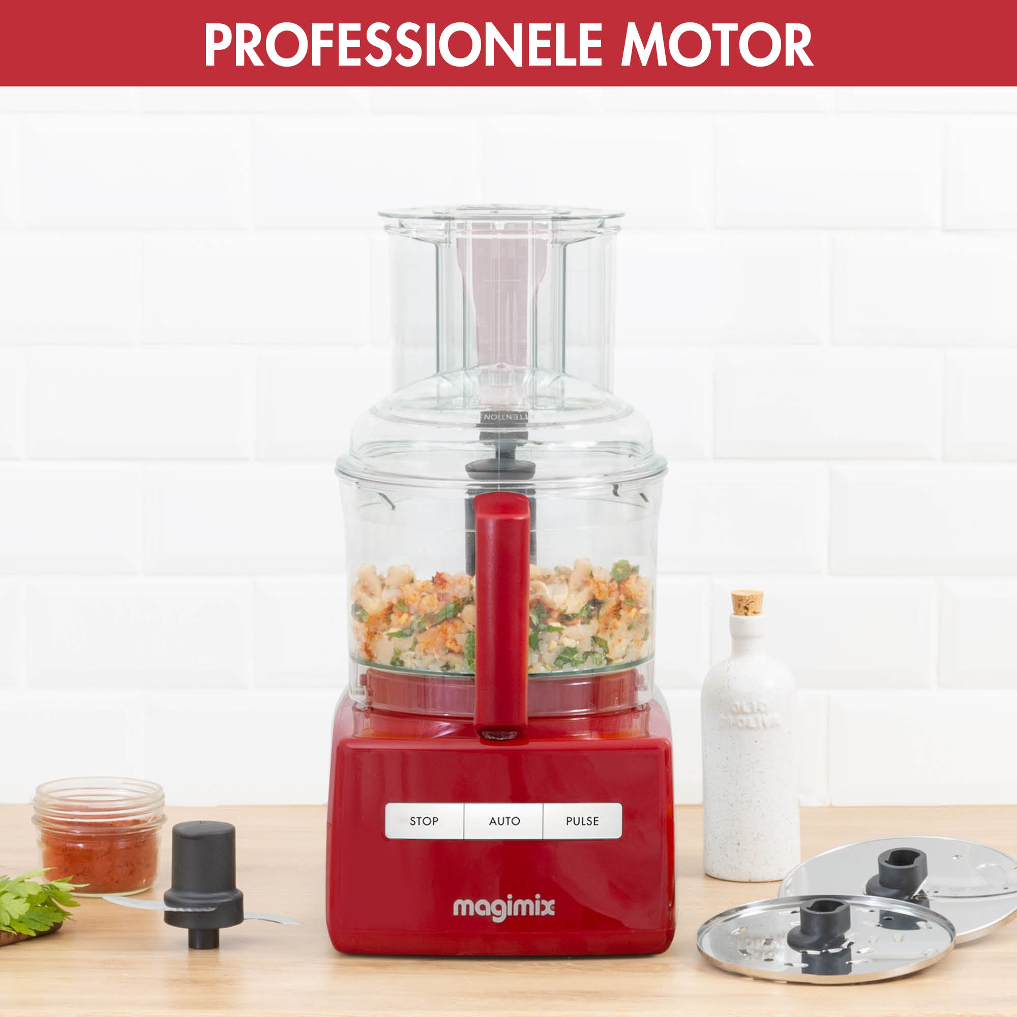 Robot culinaire rouge avec ingrédients à l'intérieur. Bocaux et lames sur le côté.