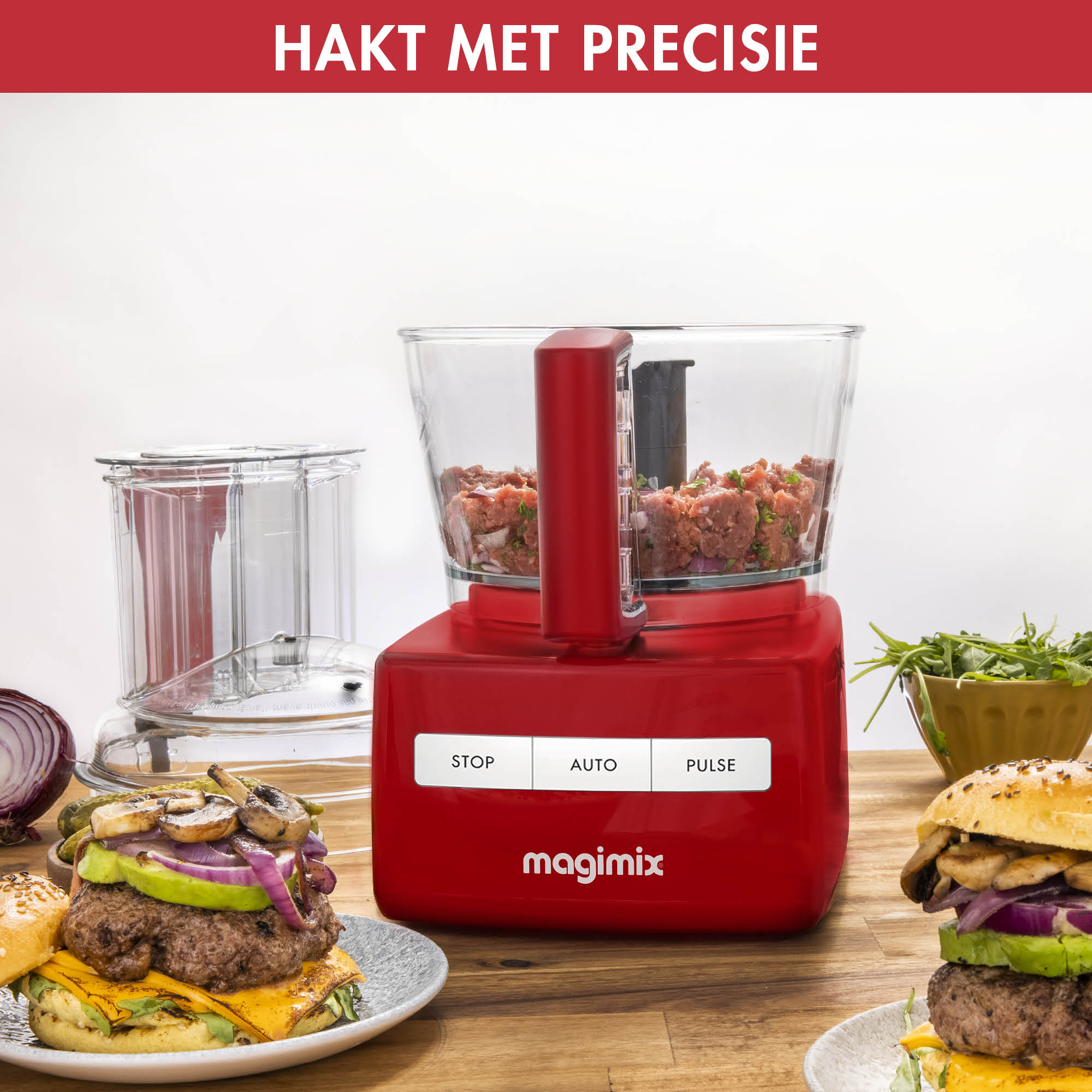Robot culinaire rouge hachant de la viande. Burgers et ingrédients sur des assiettes. Boutons Arrêt, Auto, Impulsion.