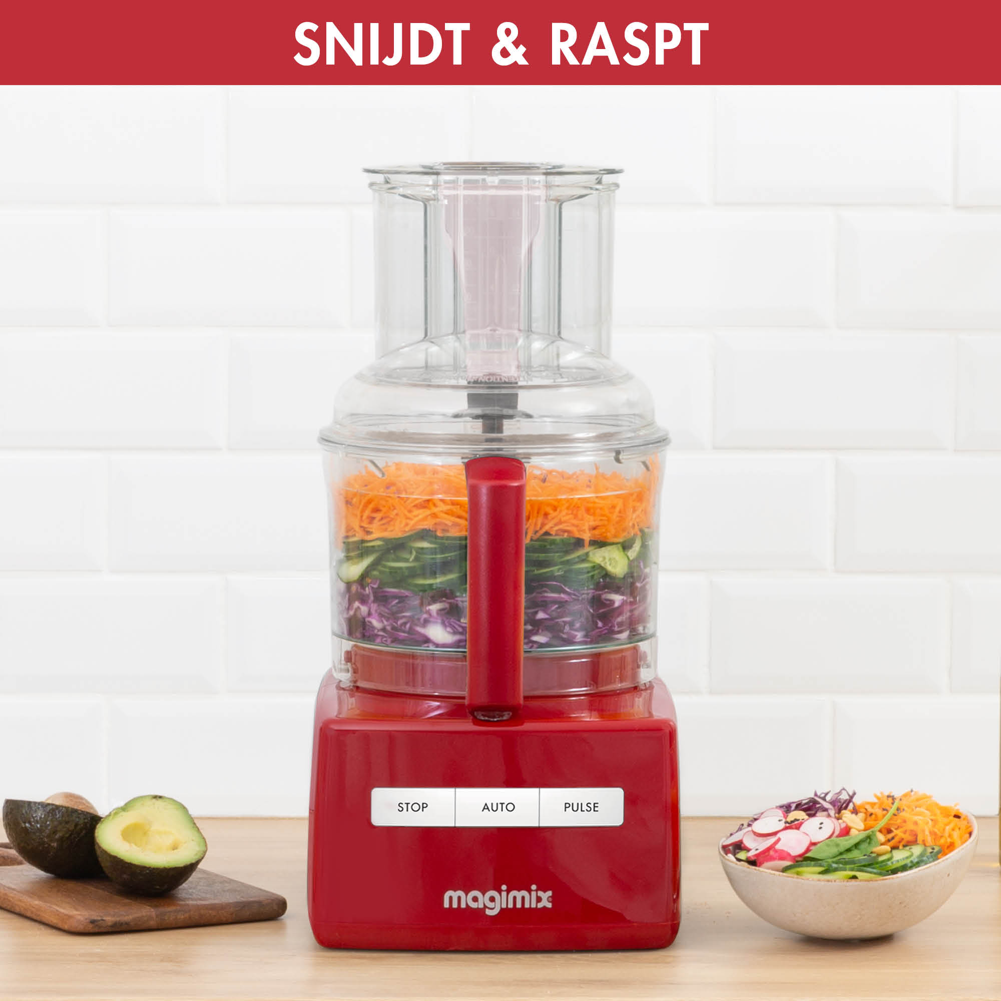 Robot culinaire rouge, récipient transparent avec légumes coupés. Avocat et salade.