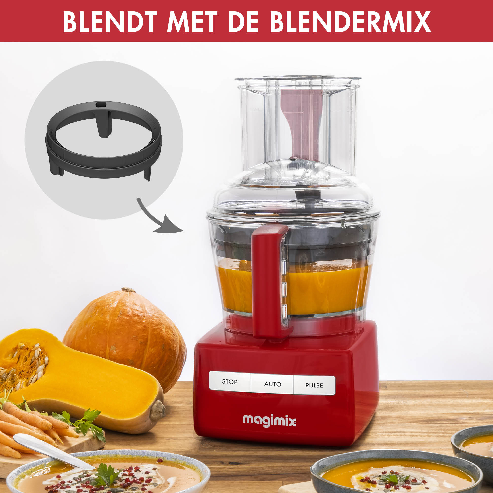 Robot culinaire Magimix rouge avec un accessoire de mixeur. Il y a des citrouilles et des bols de soupe à proximité.
