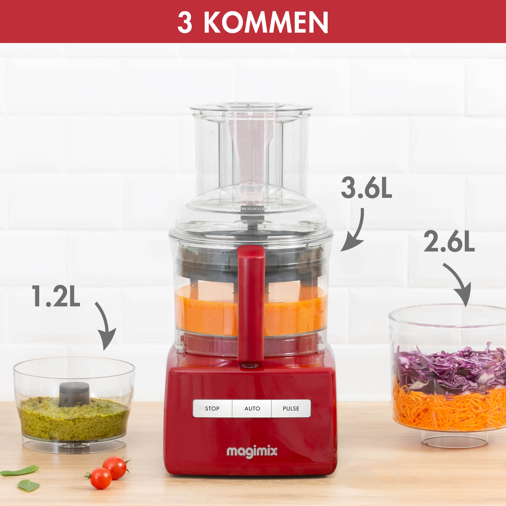 Un robot culinaire rouge avec trois récipients transparents et des ingrédients. Le texte dit '3 KOMMEN'.