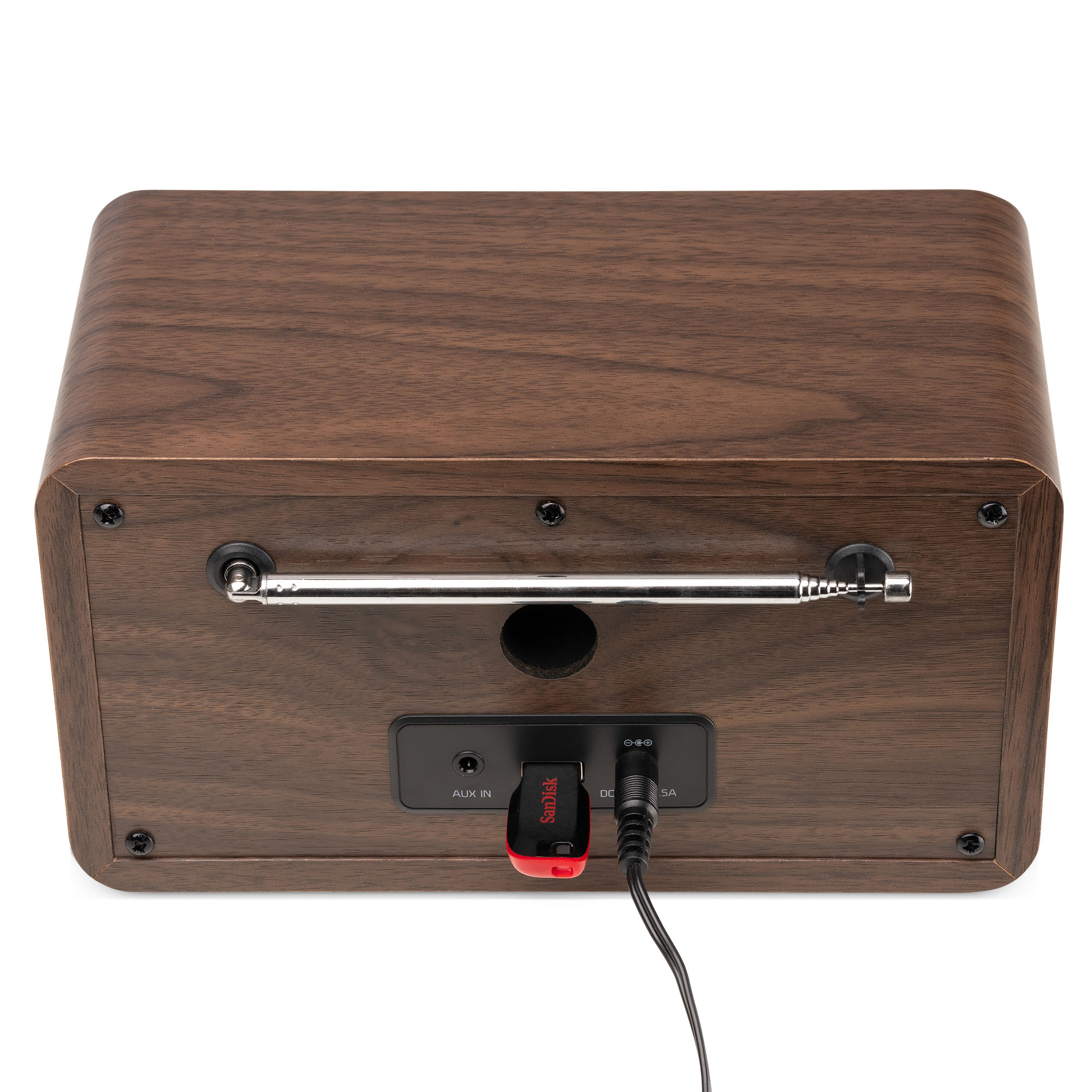 La parte trasera de una radio de madera con una unidad USB y una antena. Tiene varios puertos de entrada.