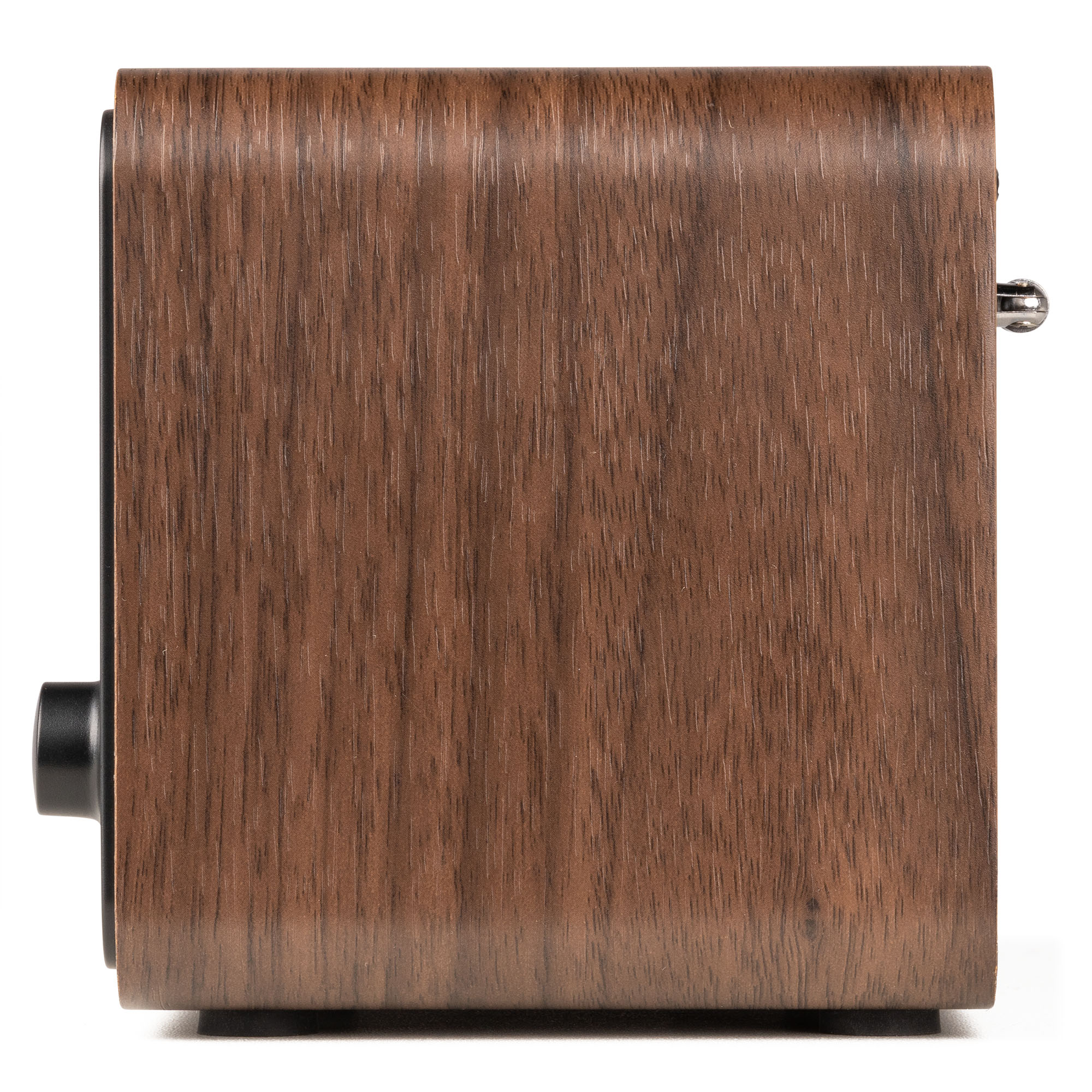 Vista lateral de un altavoz de madera con una perilla de control negra.