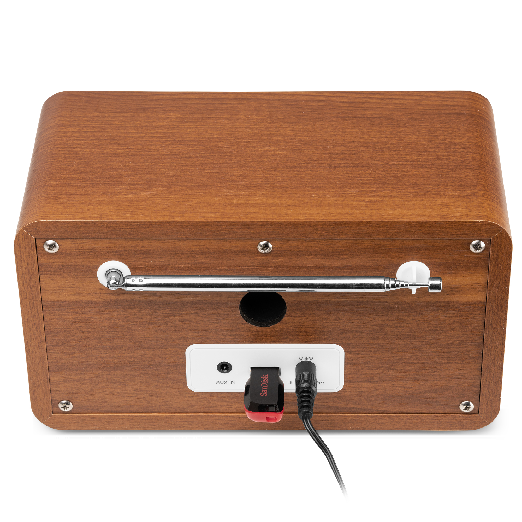 Parte trasera de radio de madera, antena y unidad USB visibles, fondo blanco.