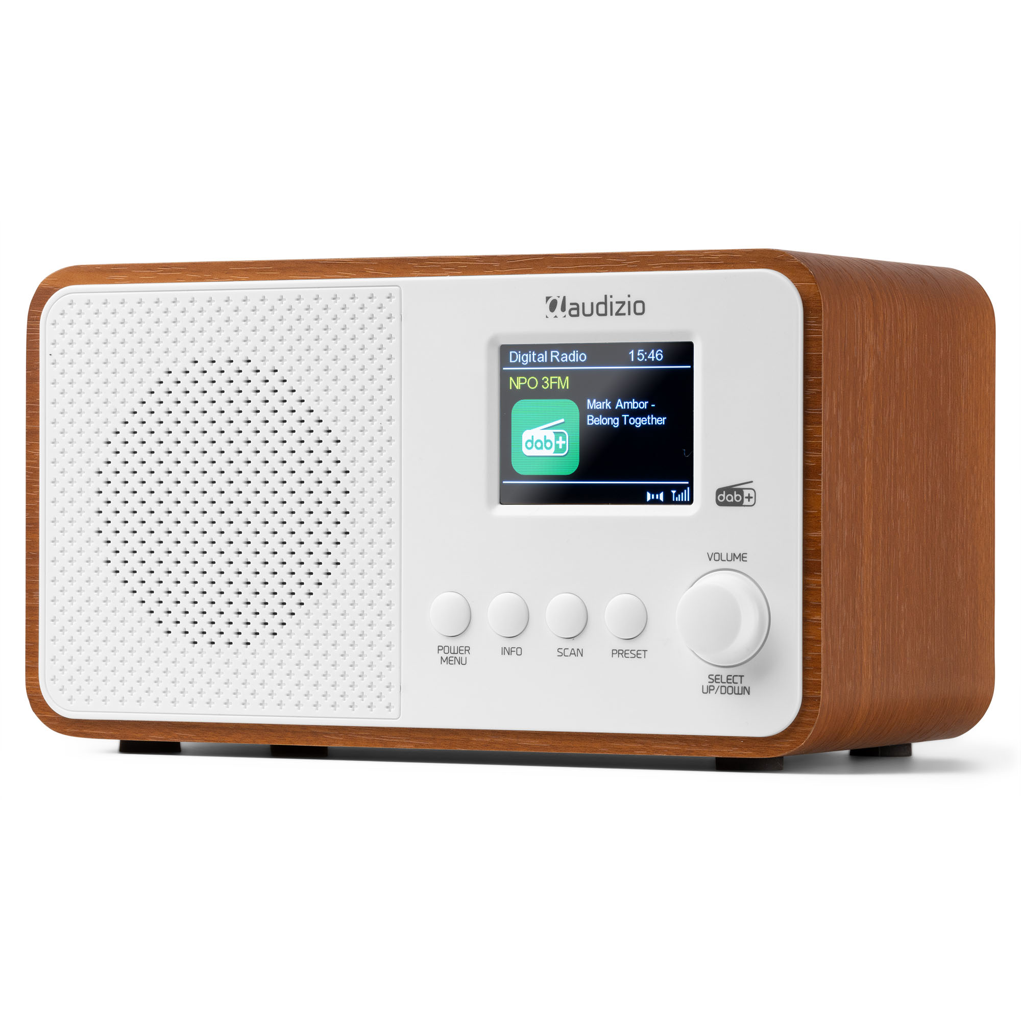Radio de madera con pantalla que muestra la estación de radio y la hora. Tiene botones para encendido, info, escaneo, preajuste, volumen.