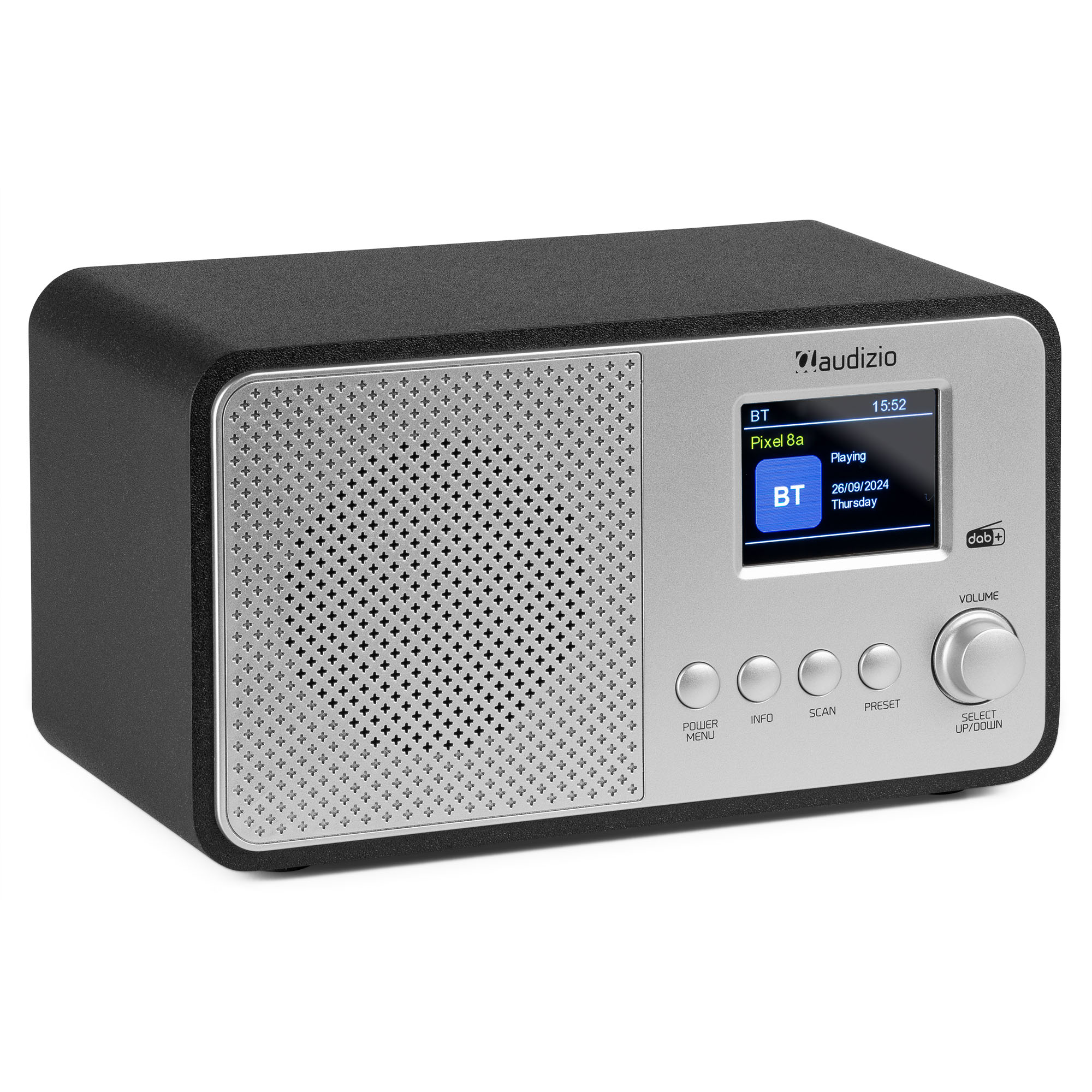 Una radio negra y plateada. Una pantalla muestra la hora y la información de la radio. Cuenta con botones y una perilla de volumen.