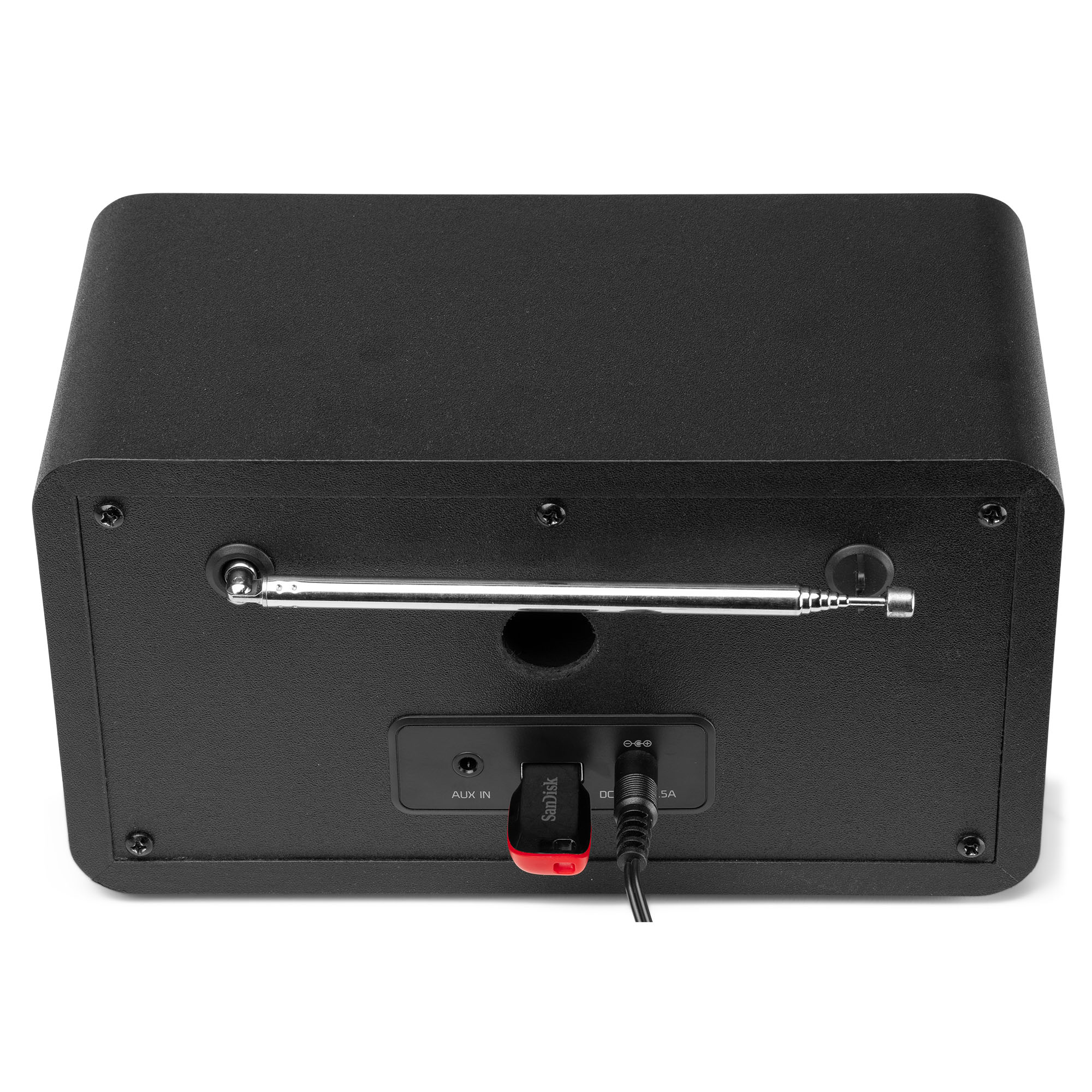 Parte trasera de radio negra. Antena, puerto USB y conector de alimentación visibles. Memoria USB Sandisk insertada.