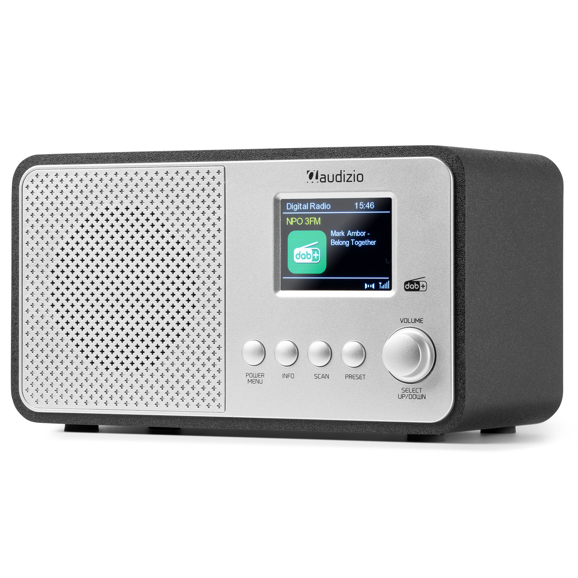 Una radio digital negra y plateada. Muestra la hora y la información de la estación en una pantalla.
