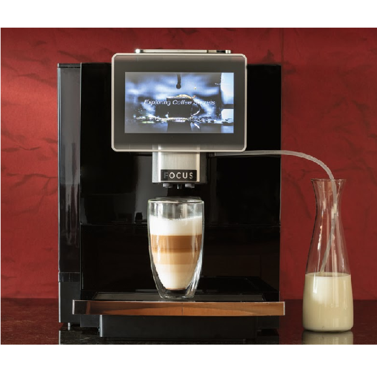 Kaffeemaschine mit Bildschirm, Glas mit geschichtetem Kaffee und Milchspender.