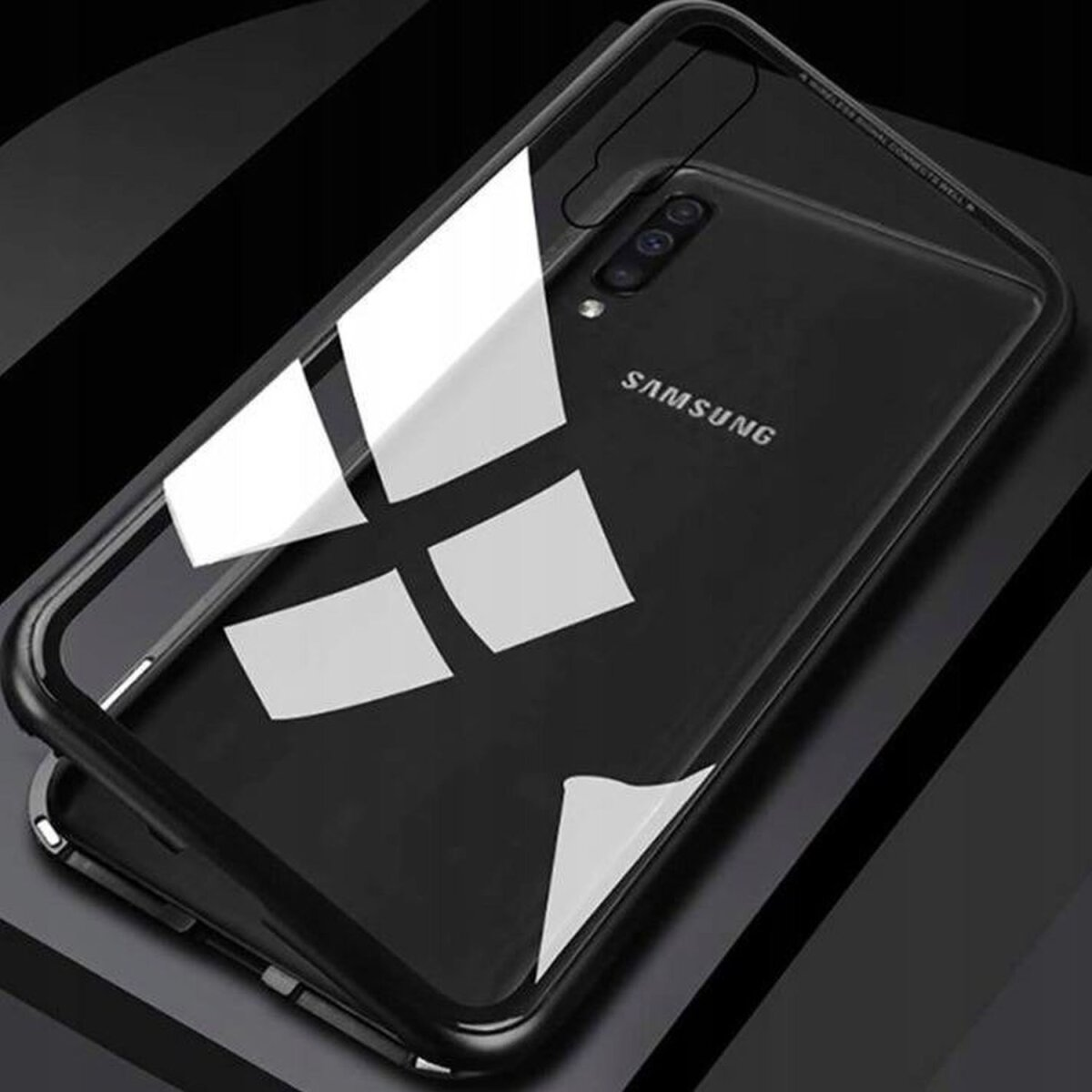 Un primo piano di una custodia per telefono nera e trasparente con un logo Samsung su sfondo nero.