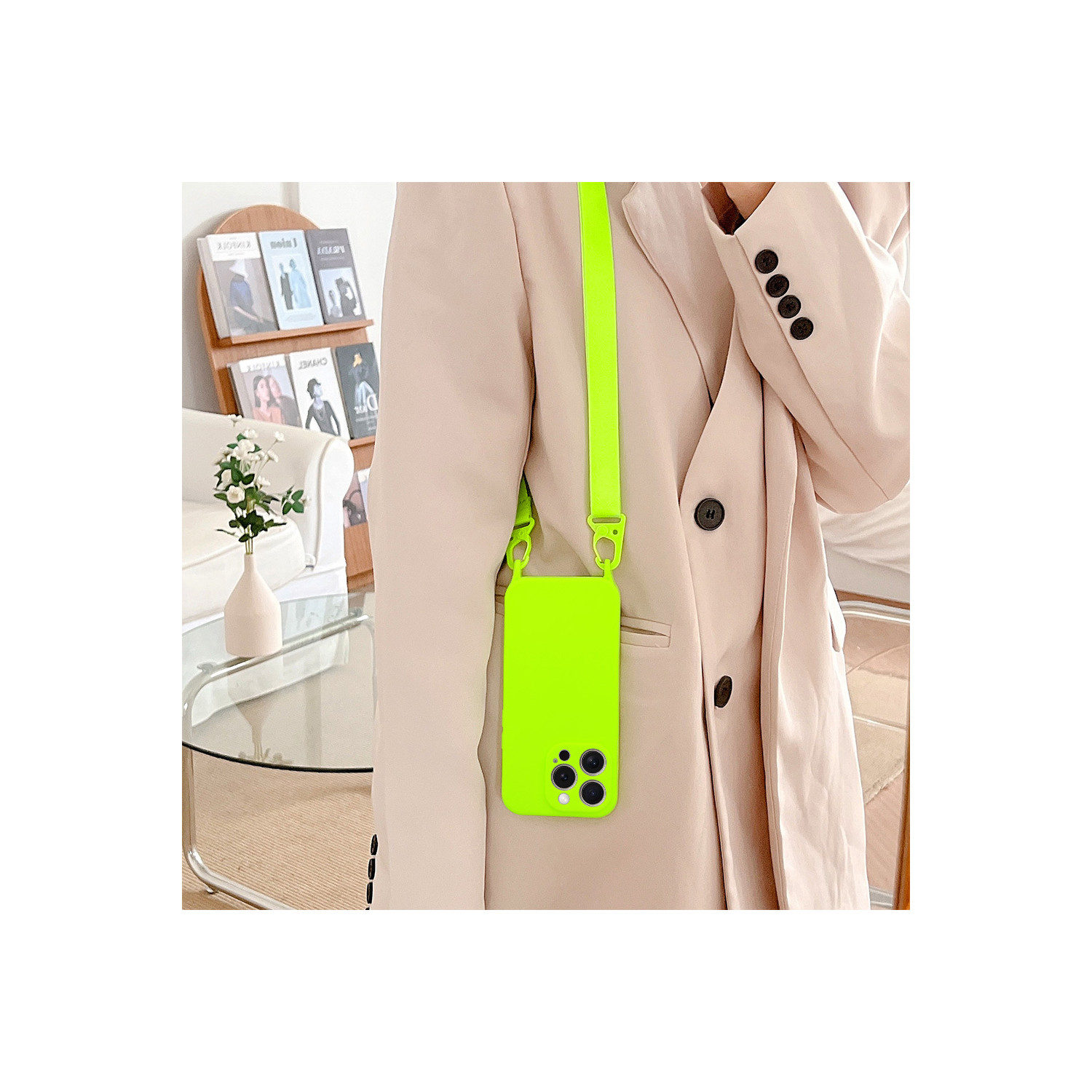 Donna in blazer beige con custodia e cinturino per telefono verde neon.