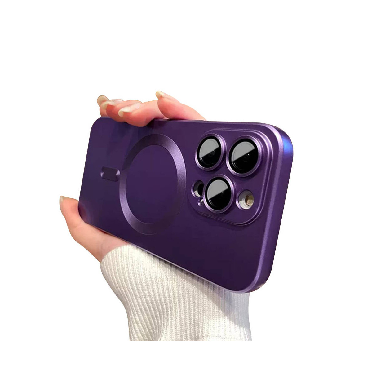 Una custodia per telefono viola con un cerchio magnetico, tenuta in mano su sfondo bianco.