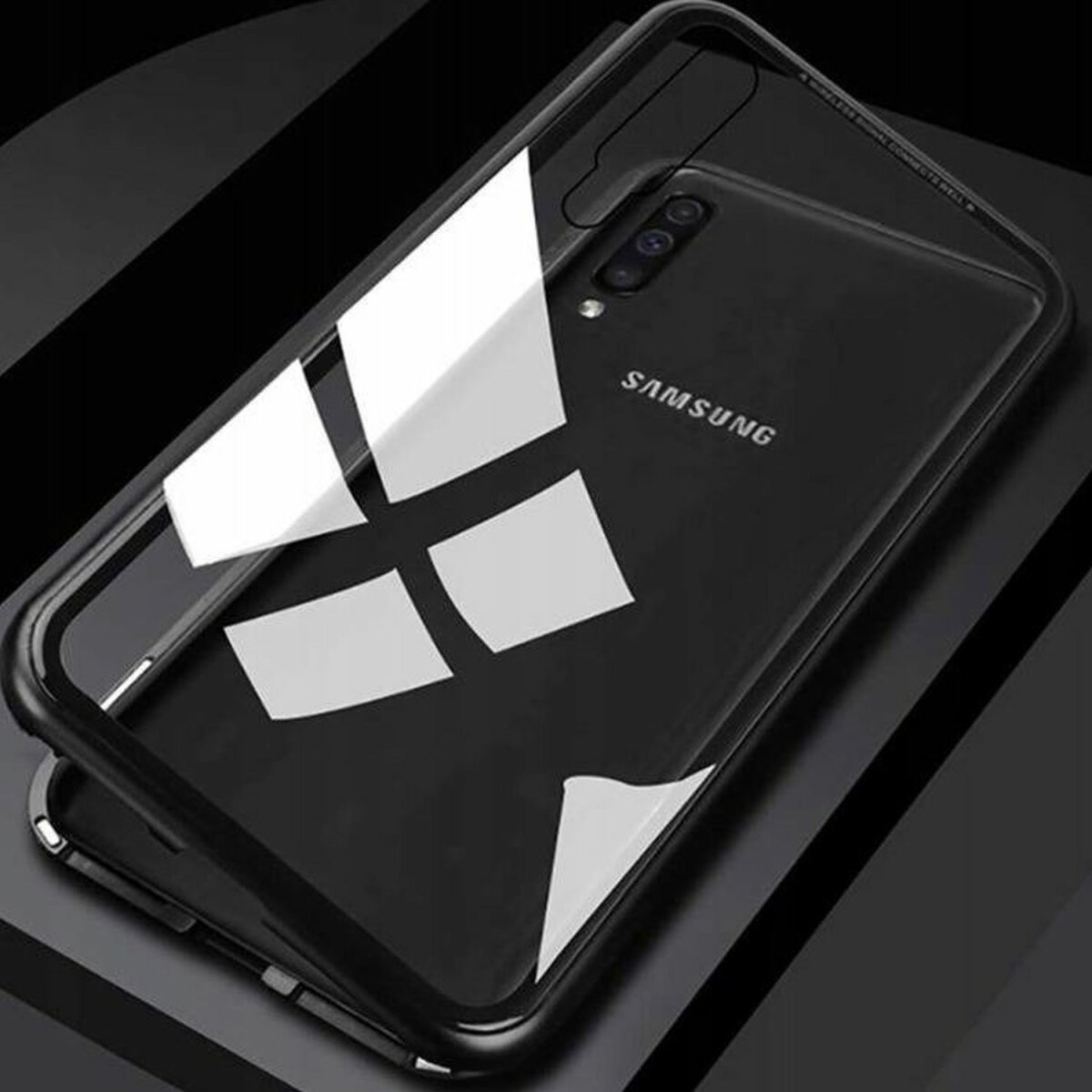 Custodia per telefono nera. Lo sfondo è nero, creando un contrasto con il telefono bianco.