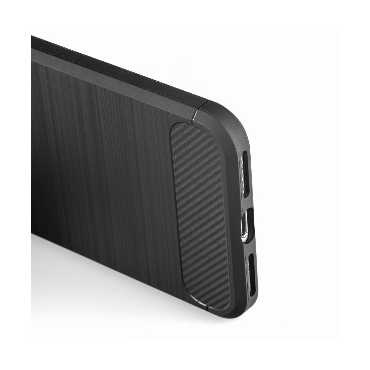 Primo piano di una custodia nera per telefono con texture in fibra di carbonio e impugnatura strutturata.