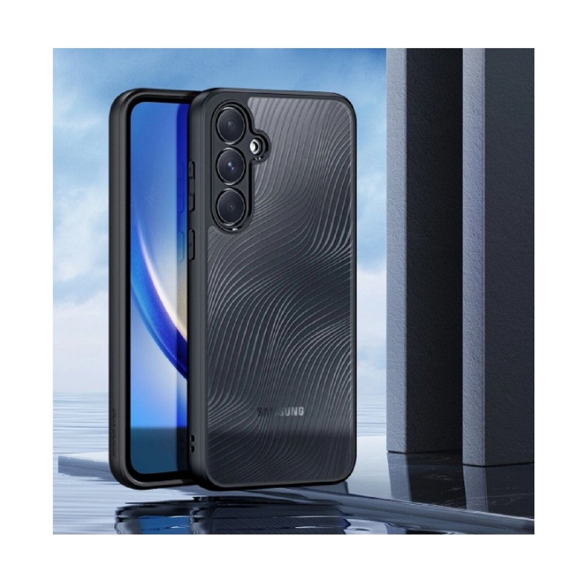 Smartphone nero con custodia, mostra la parte posteriore con fotocamera.