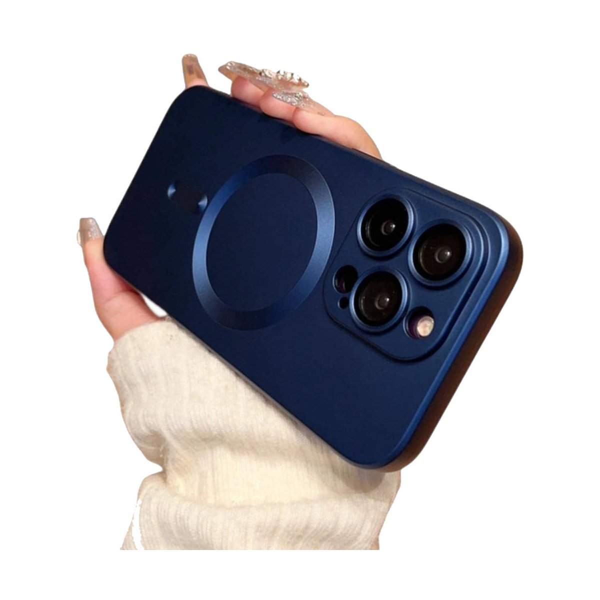 Mano che tiene una custodia blu navy con un dettaglio circolare e tre obiettivi della fotocamera.