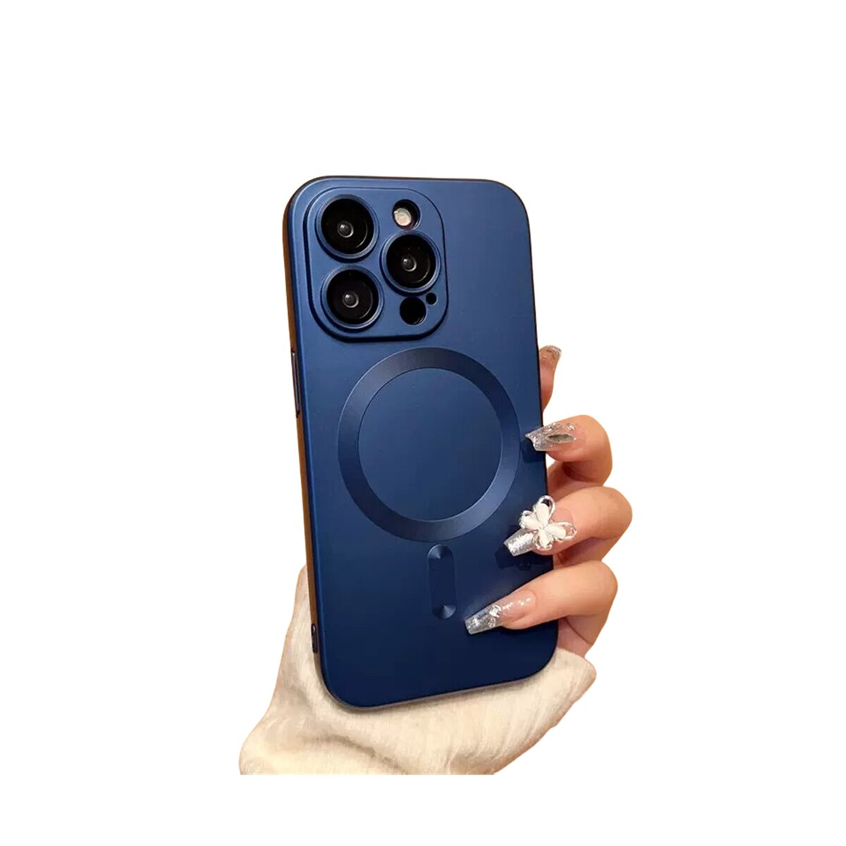 Una persona che tiene una custodia blu per telefono con fotocamera e un cerchio sul retro, su sfondo bianco.