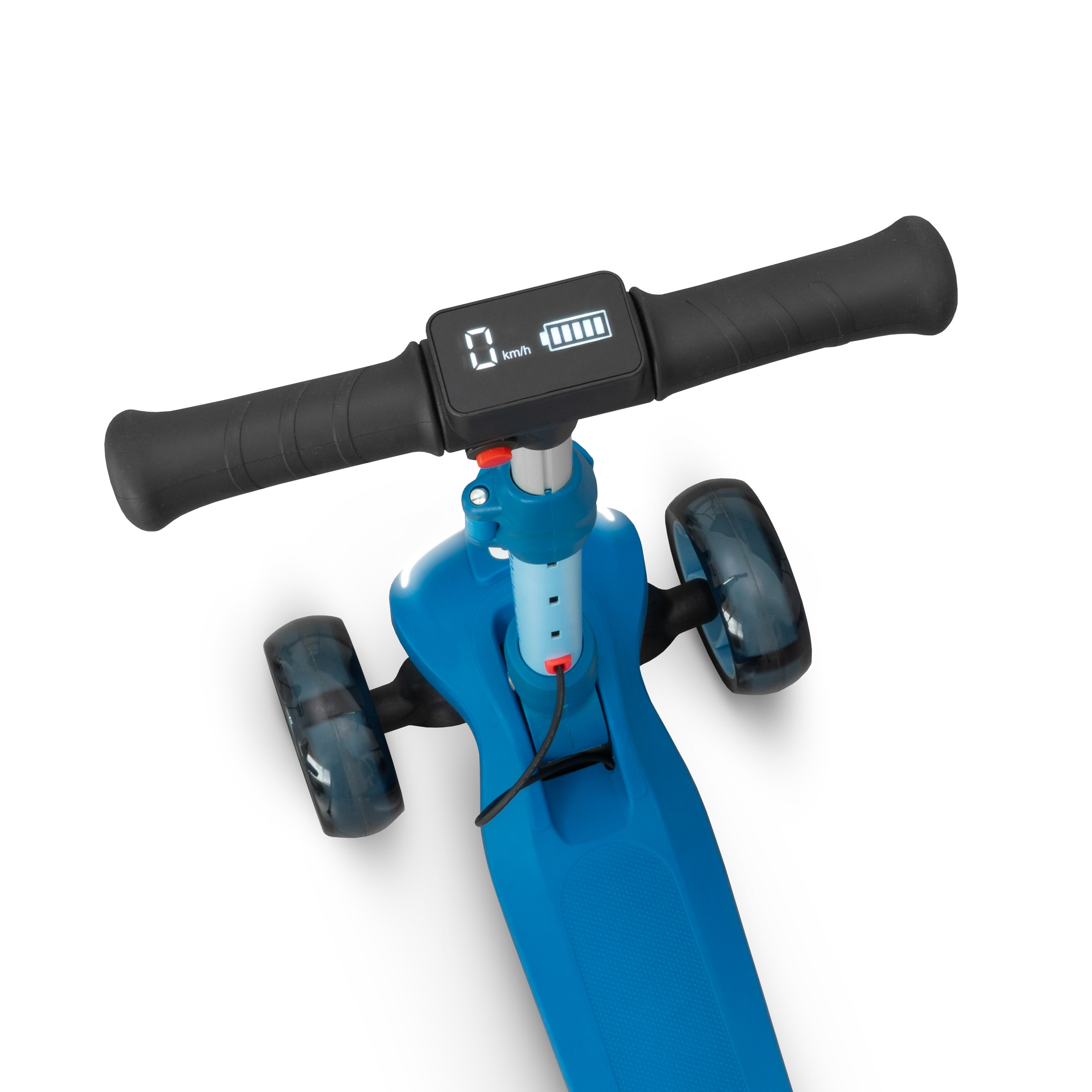 Scooter azul de tres ruedas, manijas negras. Pantalla de batería y velocidad. Fondo blanco.