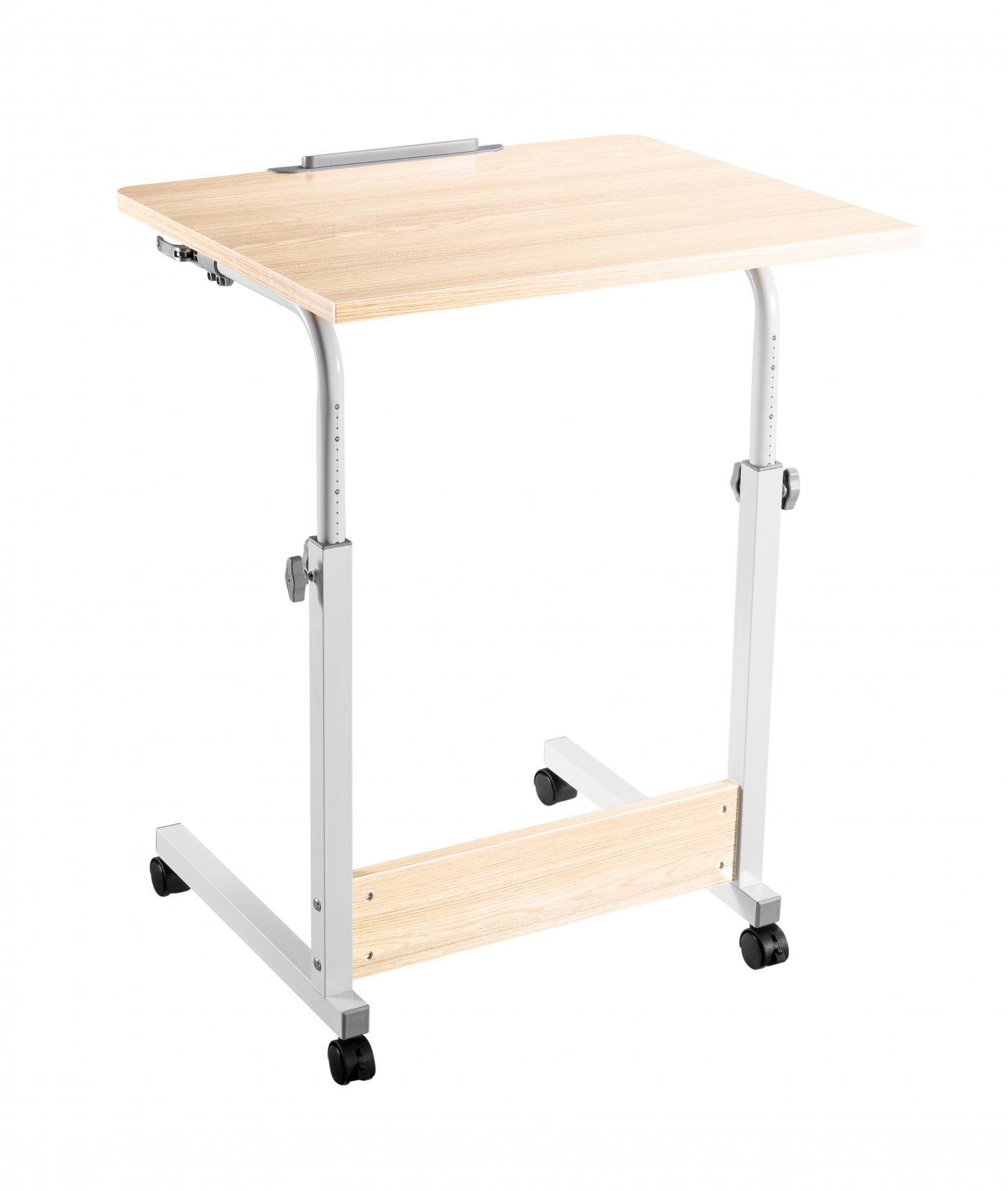 In hoogte verstelbare laptoptafel. Houten blad, grijs frame en zwarte wielen. Witte achtergrond.