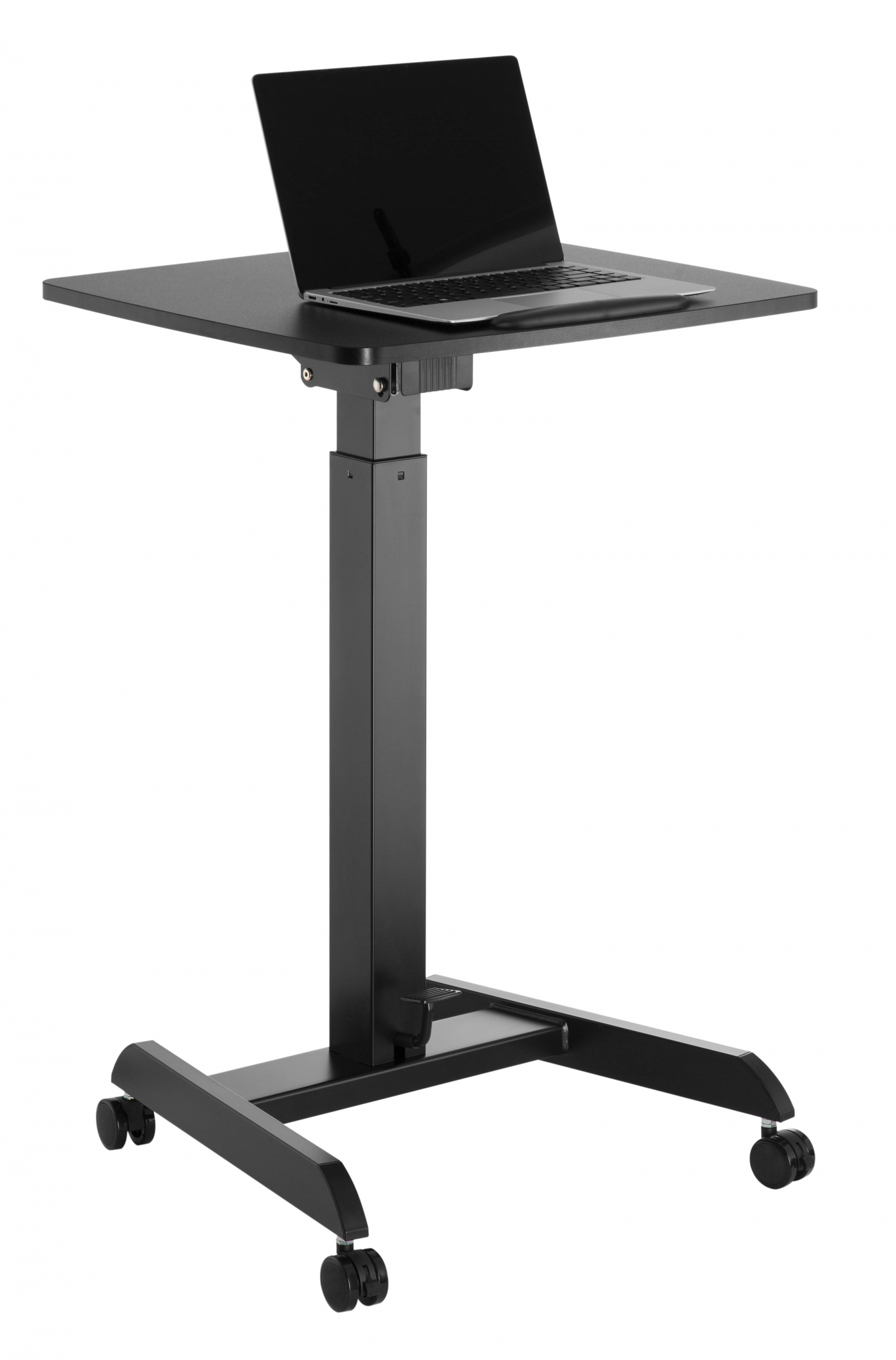 Zwarte verstelbare laptopstandaard op wielen met een laptop.