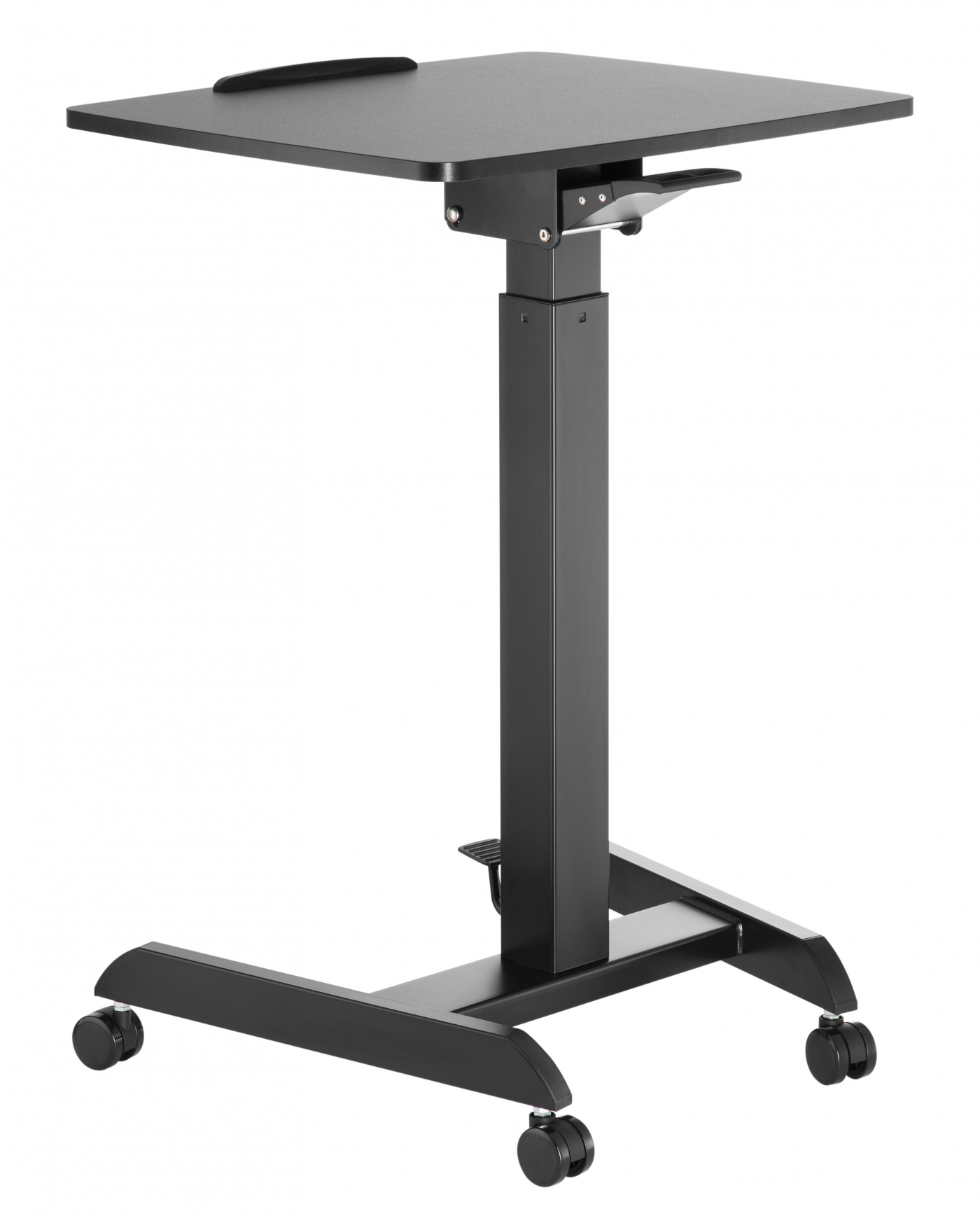 Zwarte, mobiele staande bureau. In hoogte verstelbaar, vier wielen en een kleine handgreep. Witte achtergrond.