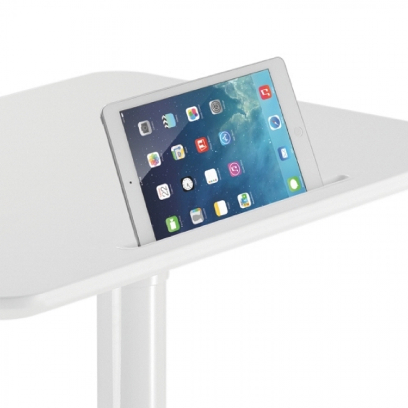 Een tablet rust in een sleuf op een witte standaard.