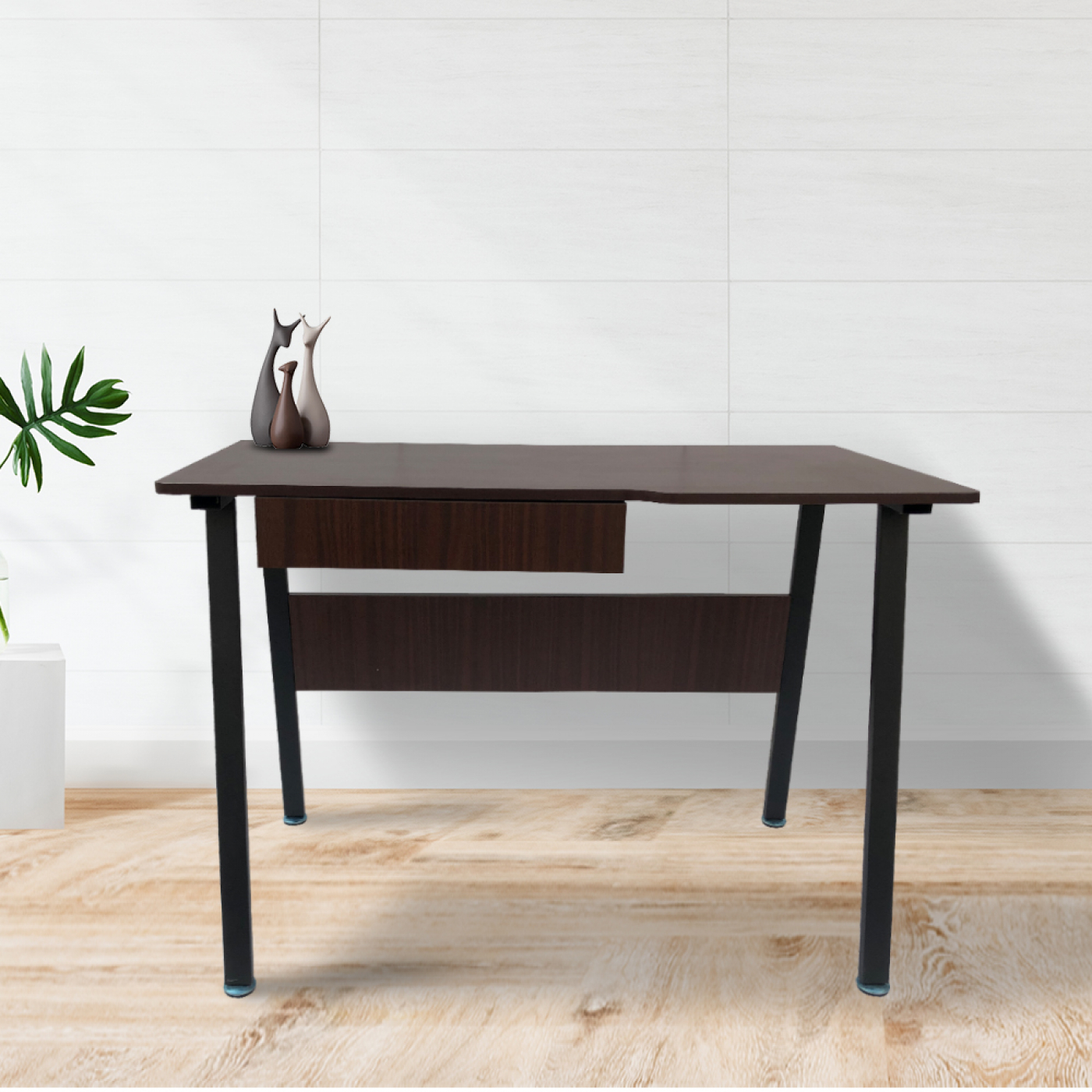 Bruine bureau met zwarte poten en kleine decoratie op een witte achtergrond.