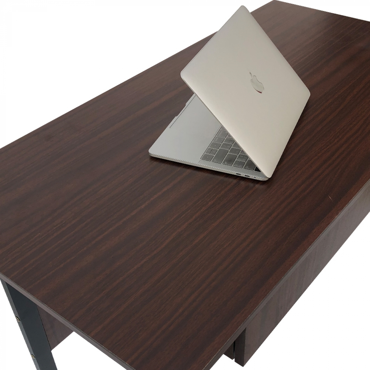Een houten bureau met een zilveren laptop erop open. Het bureau heeft een donkerbruine afwerking.