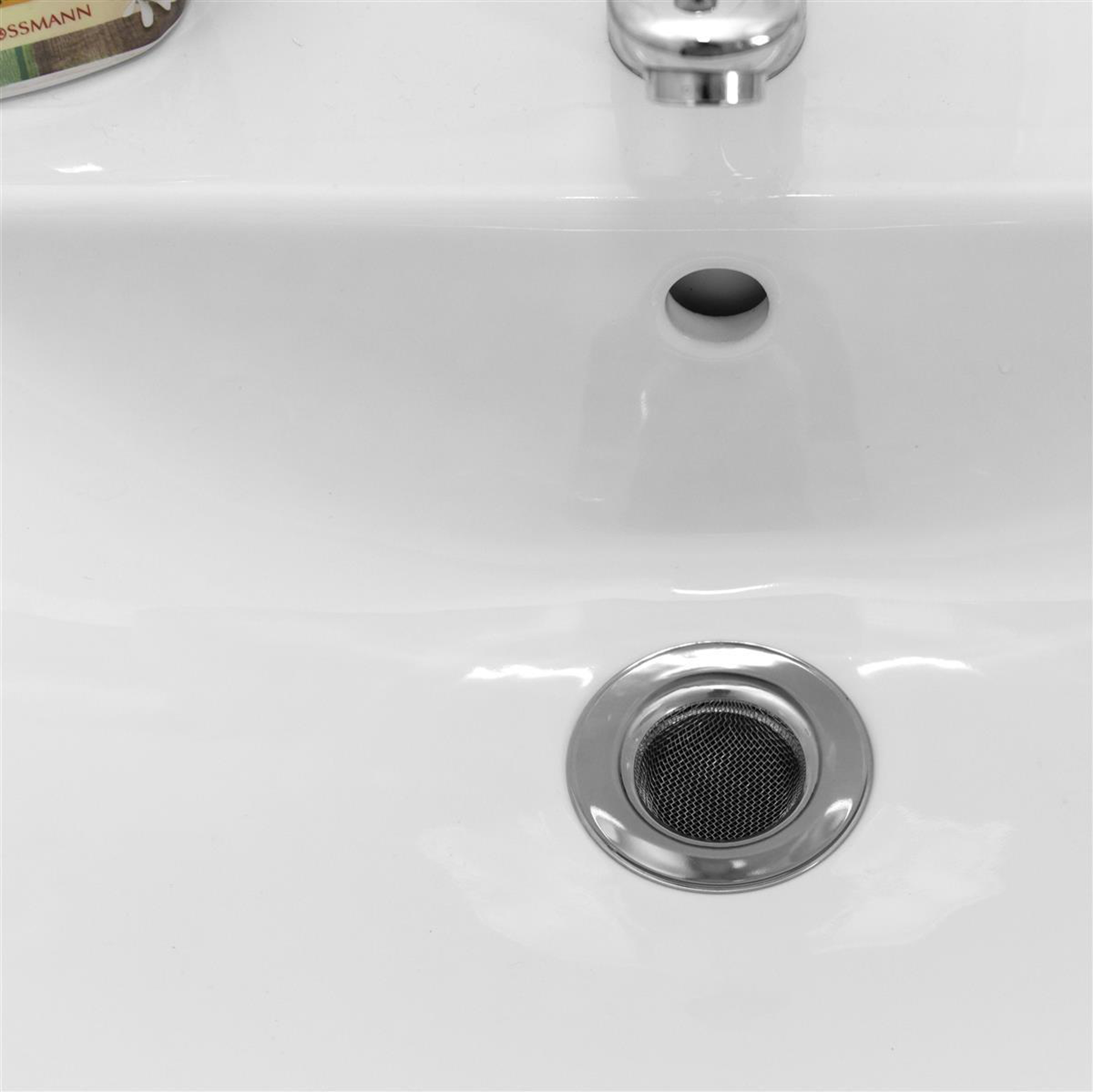 Weißes Waschbecken mit Abfluss. Weißer Hintergrund.