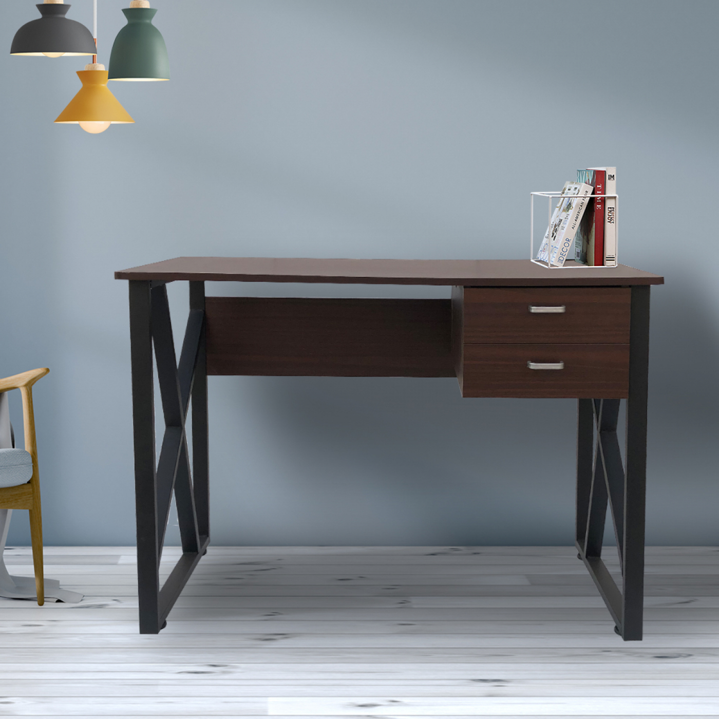 Een bureau met een bruin blad, zwarte poten en twee lades. Boeken in een rek.