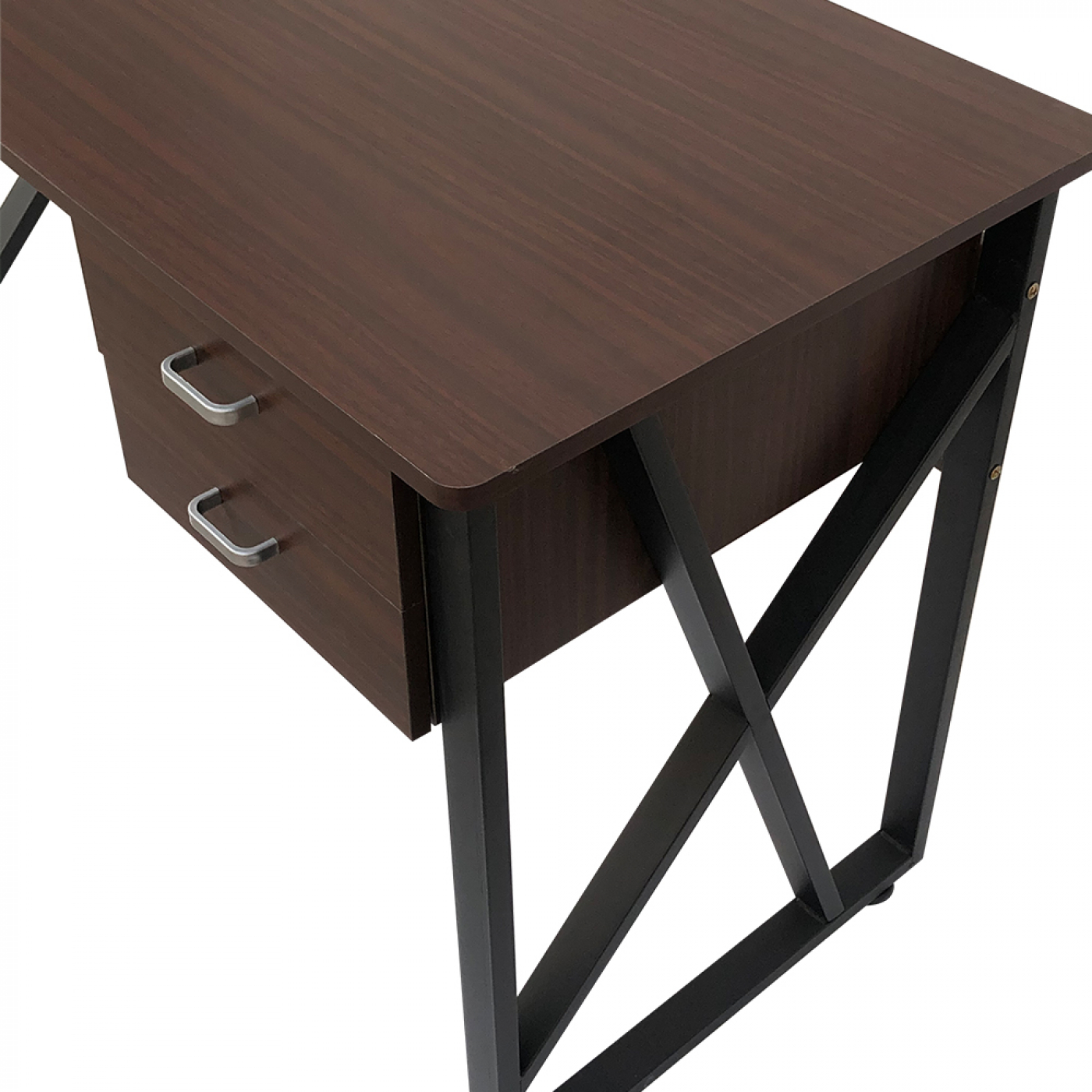 Houten bureau met twee laden en een zwart metalen frame. Witte achtergrond.
