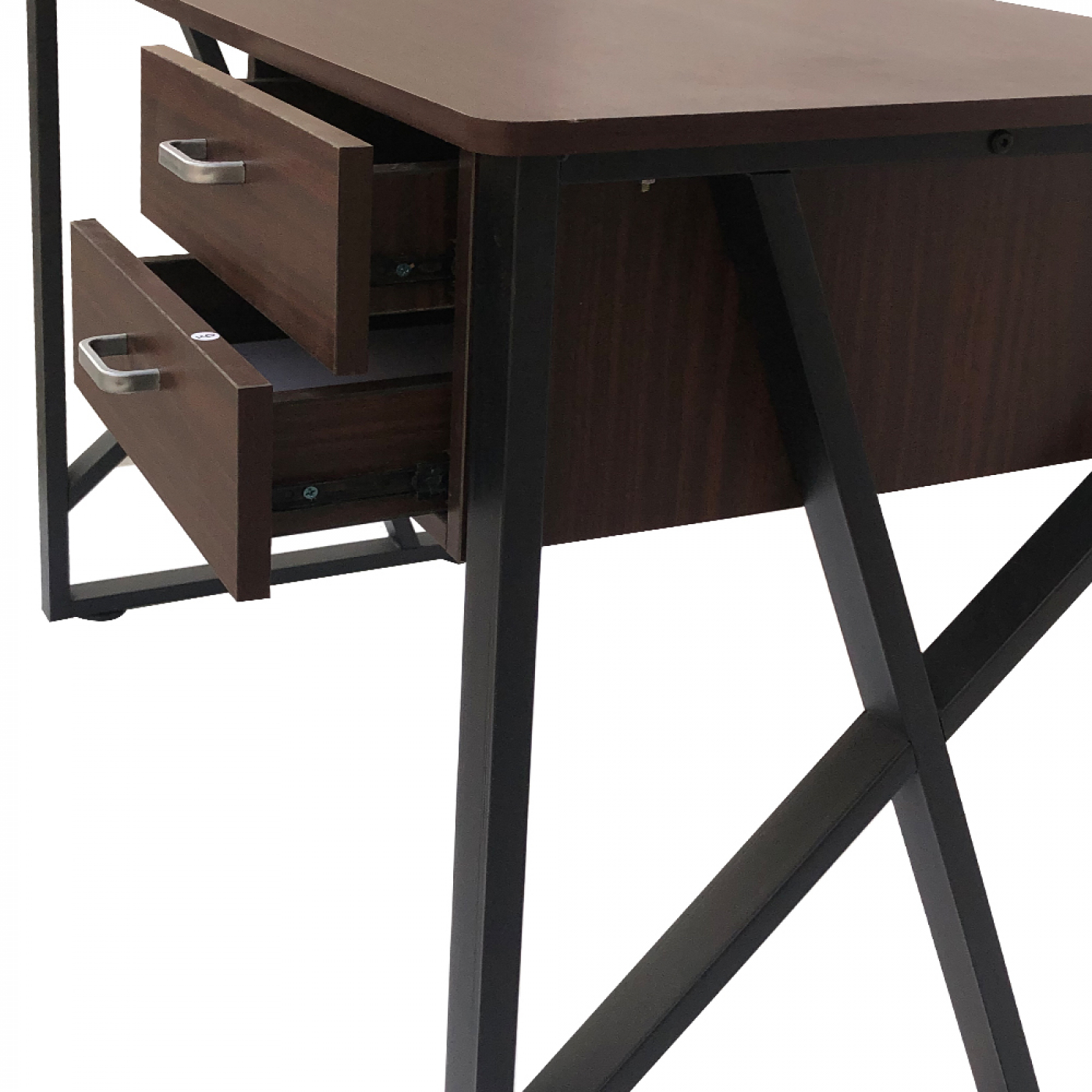 Een houten bureau met twee open lades en een zwart metalen frame, schuine weergave op een witte achtergrond.