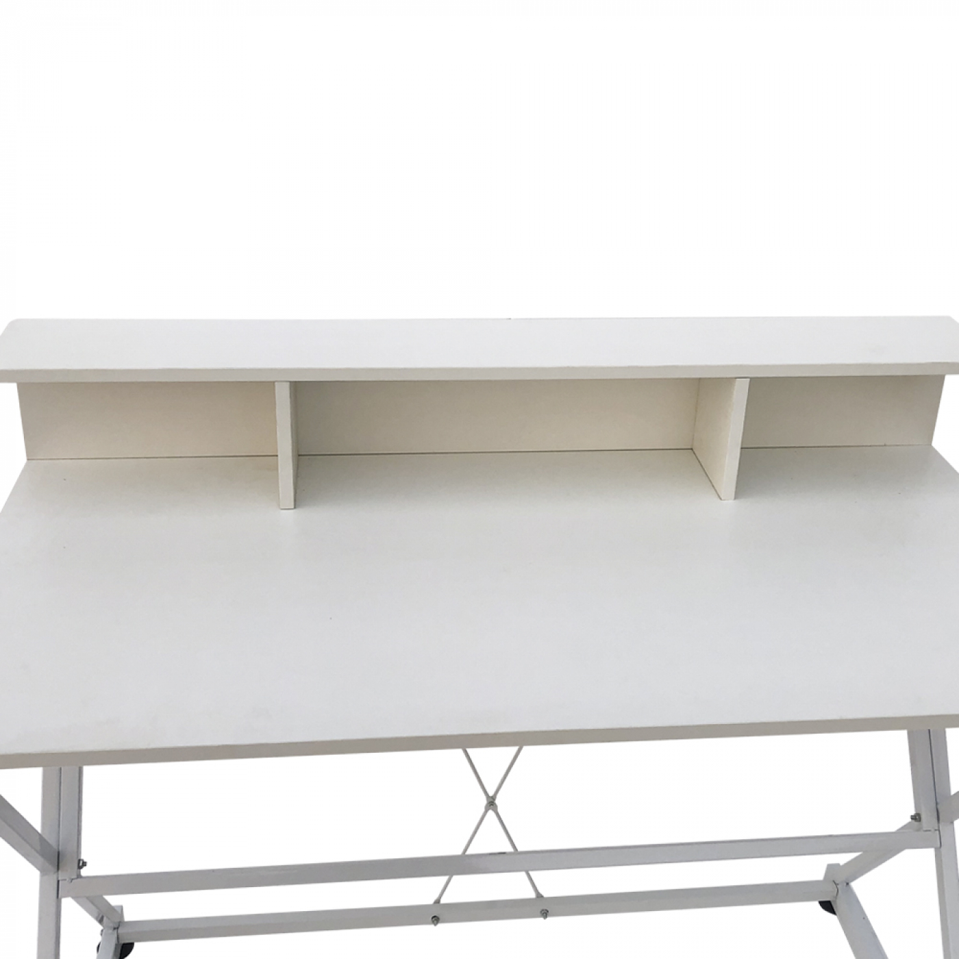 Weißer Schreibtisch mit einem Regal. Es hat ein schlichtes Design, weiße Farbe und Metallbeine.