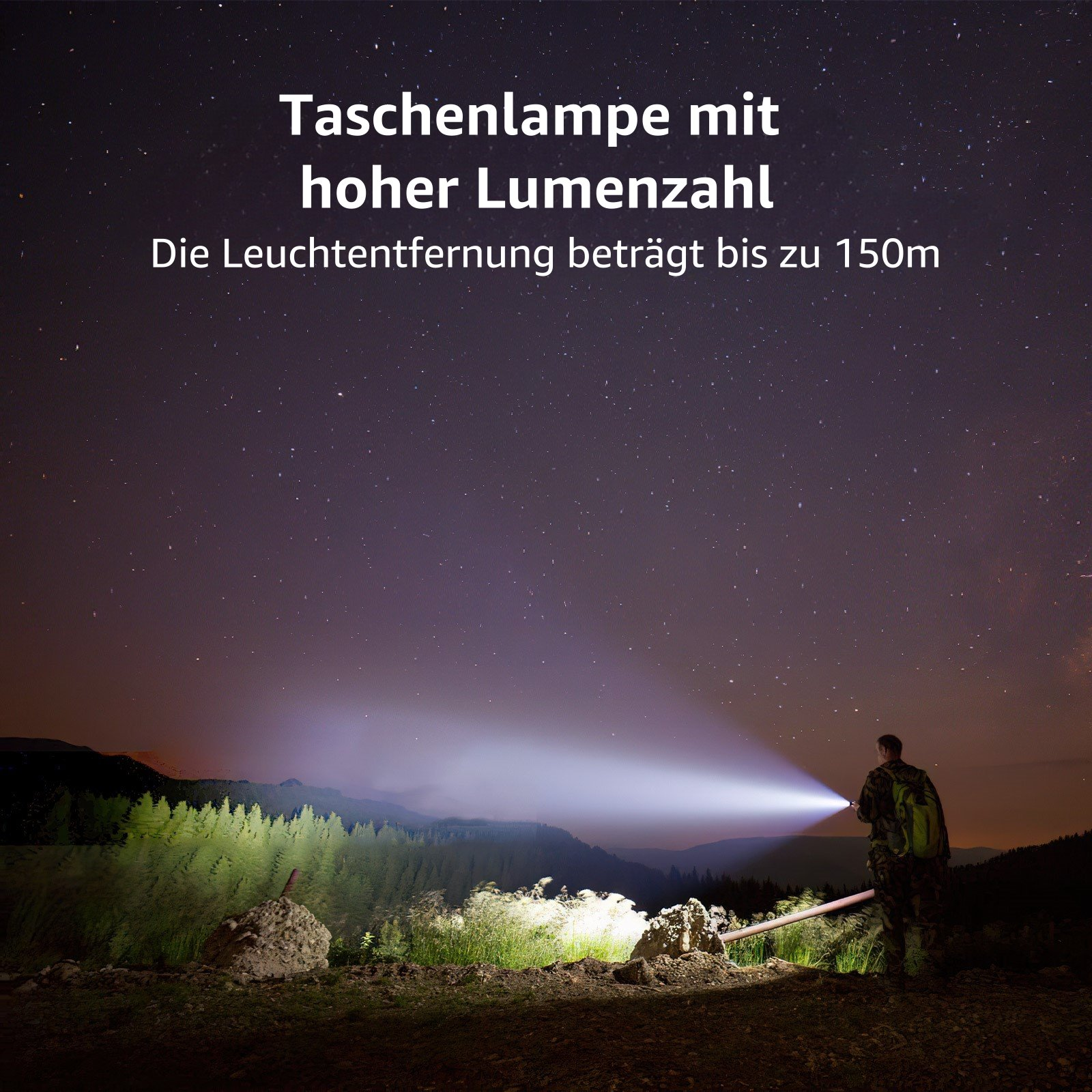 Person in der Natur mit Taschenlampe bei Nacht, leuchtet in dunkle Landschaft.