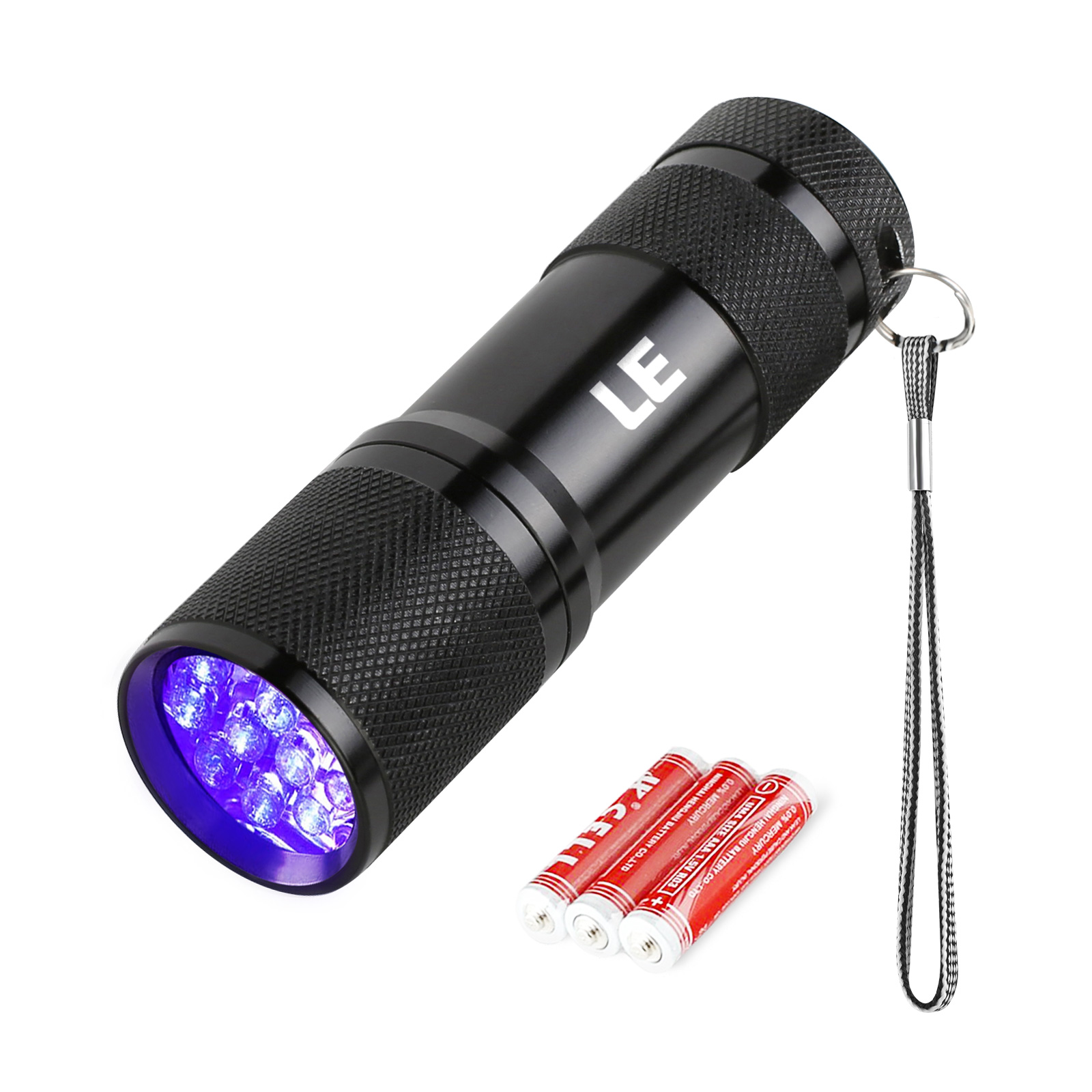 Schwarze UV-Taschenlampe mit Batterien. Es hat einen schwarzen Griff und eine Schlaufe.