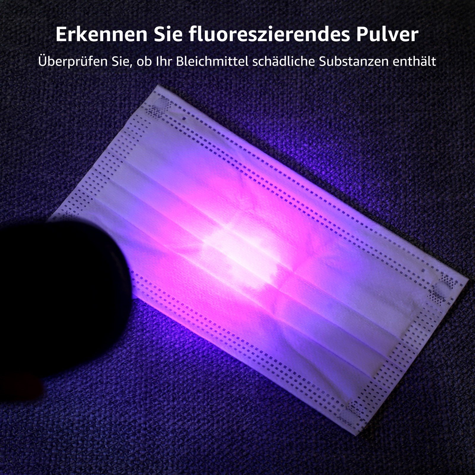 Eine Gesichtsmaske, die von Schwarzlicht beleuchtet wird und potenzielles Fluoreszenzpulver zeigt.
