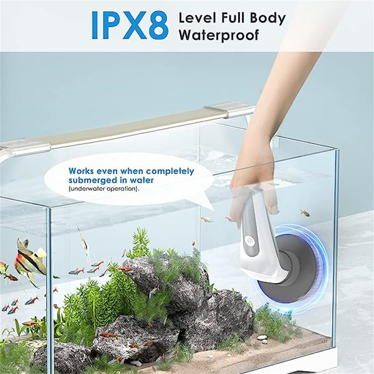 Ein Aquarienreinigungsgerät mit Hand und Fischen.