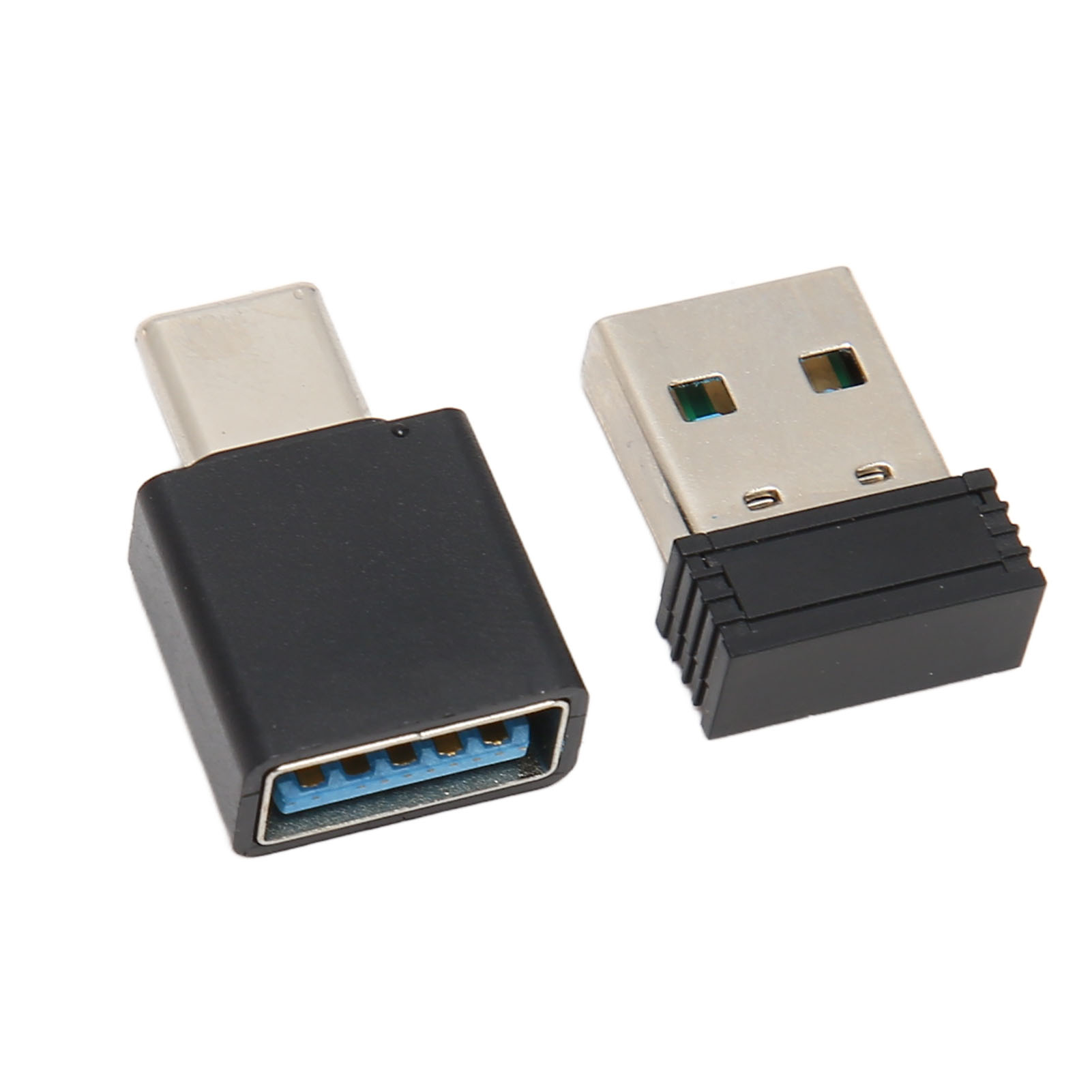 Zwei USB-Adapter. Einer ist USB-A, der andere USB-C. Beide sind schwarz.