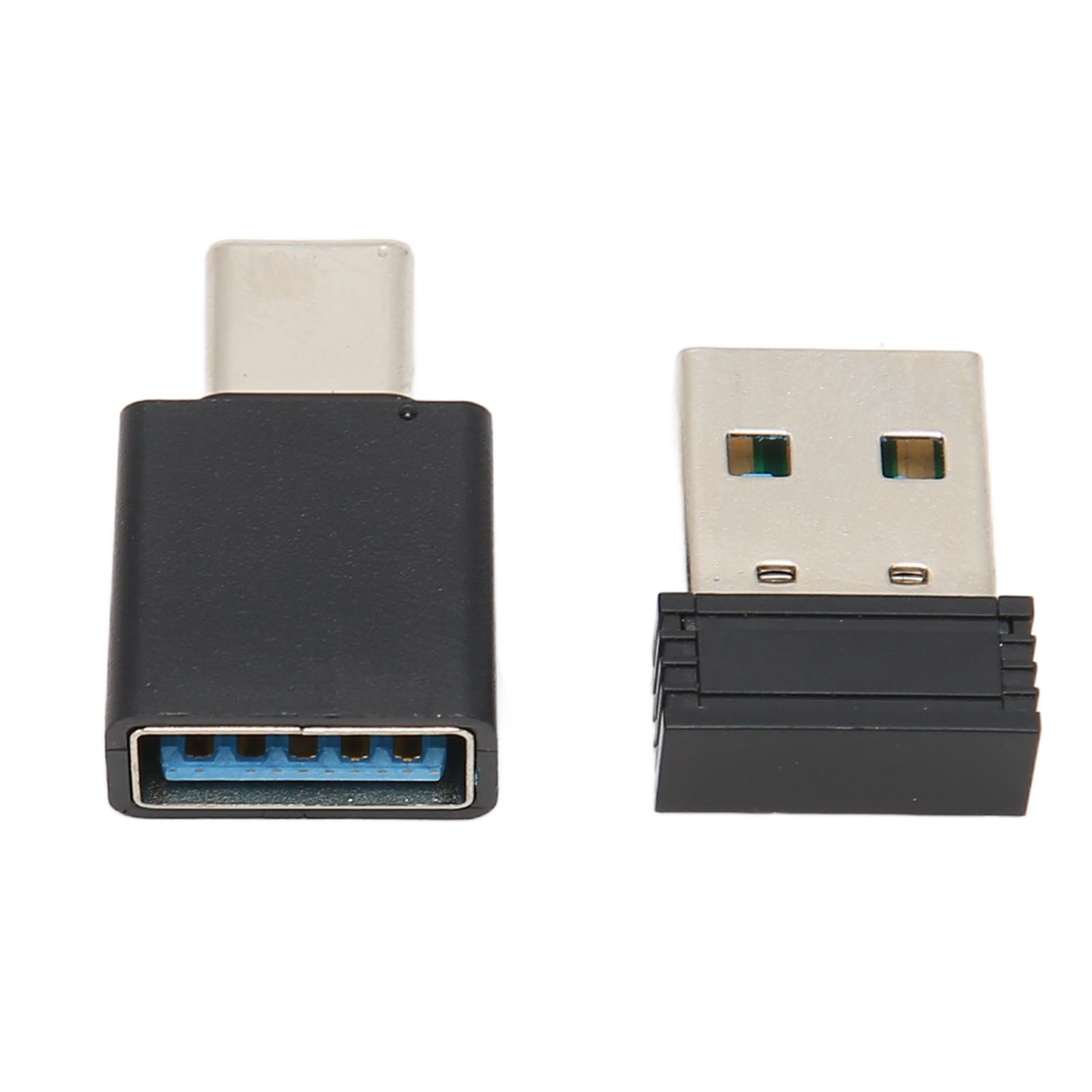 Zwei USB-Adapter. Einer ist schwarz mit einem USB-C-Anschluss, der andere ist silberfarben mit einem USB-Anschluss.