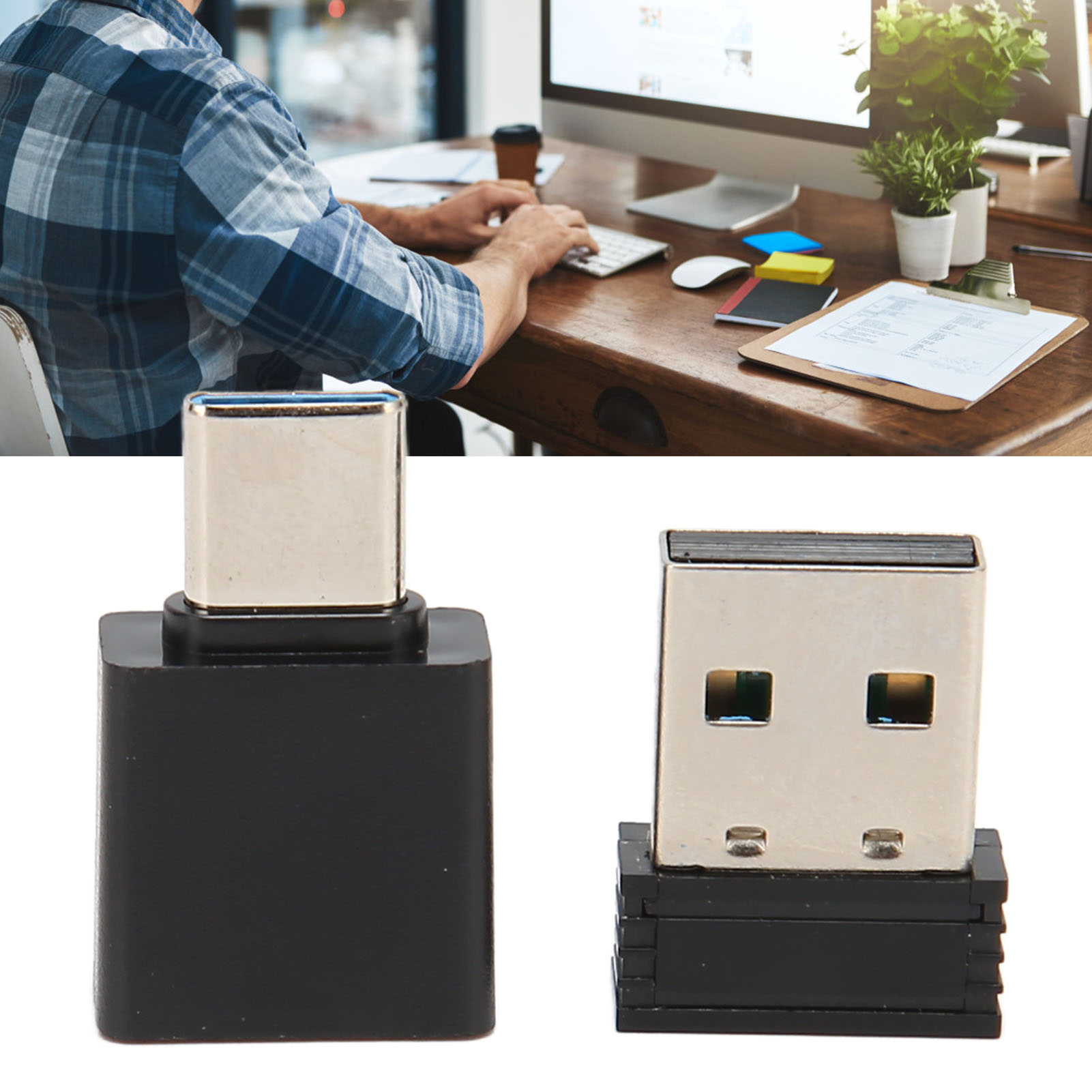Zwei schwarze USB-Adapter. Einer hat einen USB-C-Anschluss, der andere einen Standard-USB. Vor Schreibtisch.