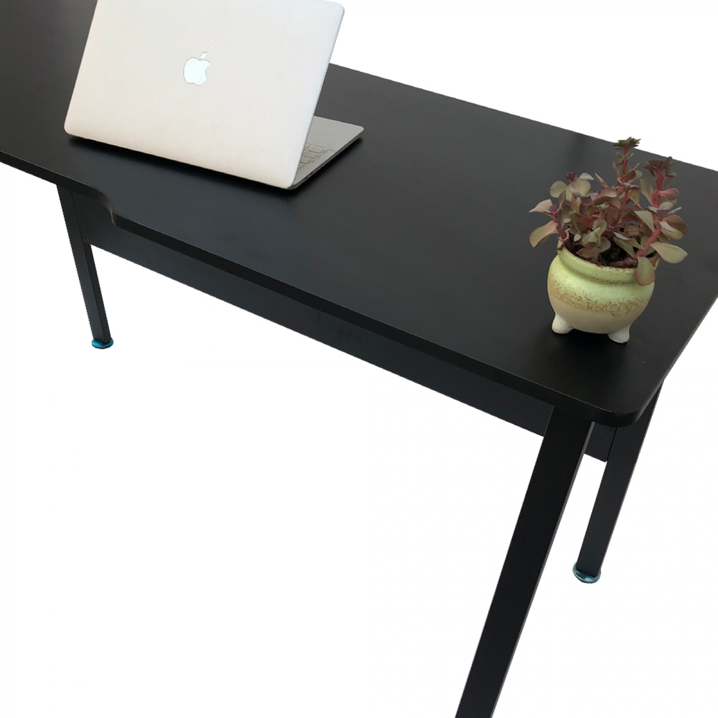 Zwart bureau met laptop en een kleine plant op een witte achtergrond.